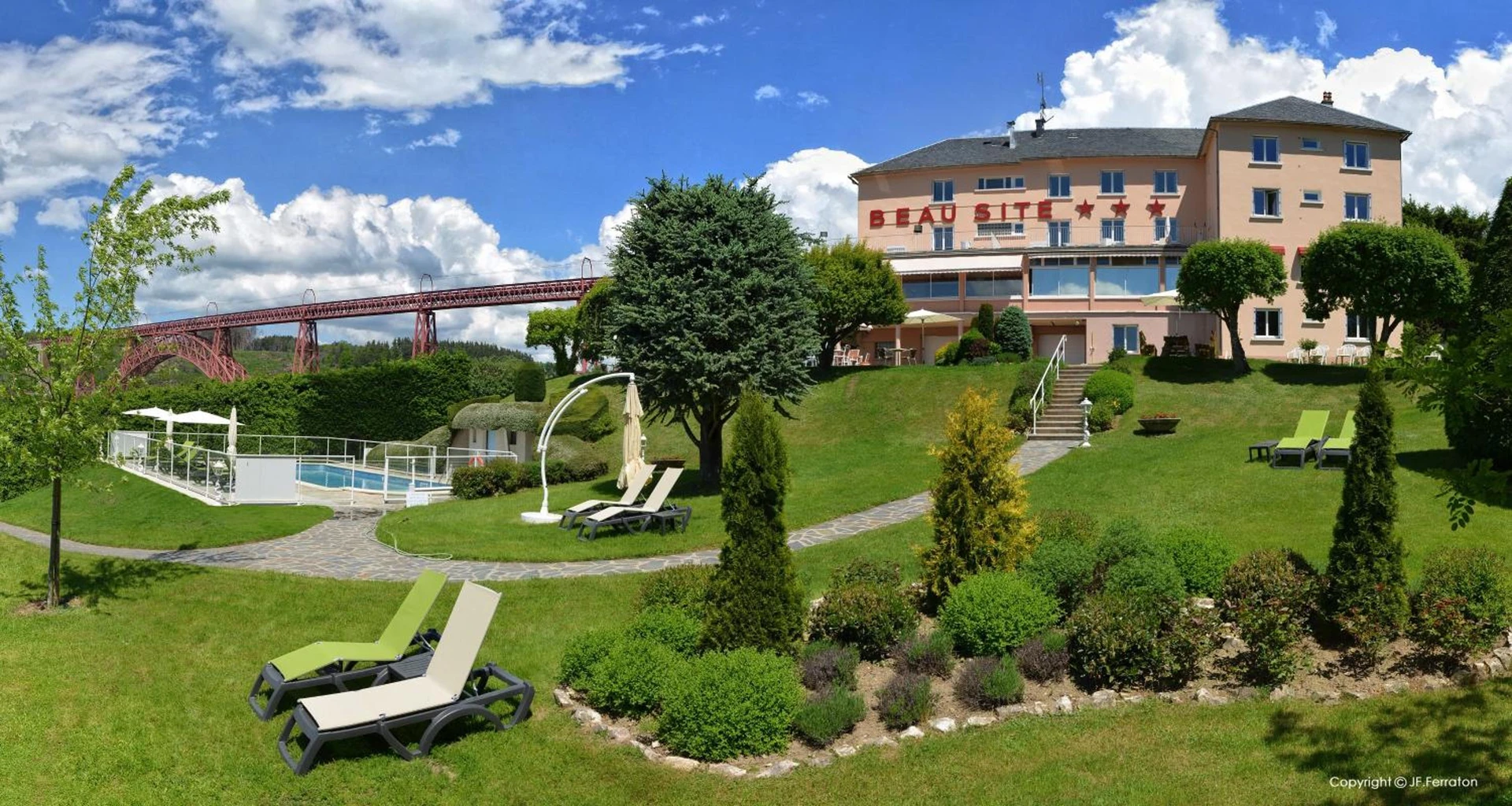 Salle de séminaire à Logis Hôtel Beau Site - Organiser un événement professionnel à Loubaresse