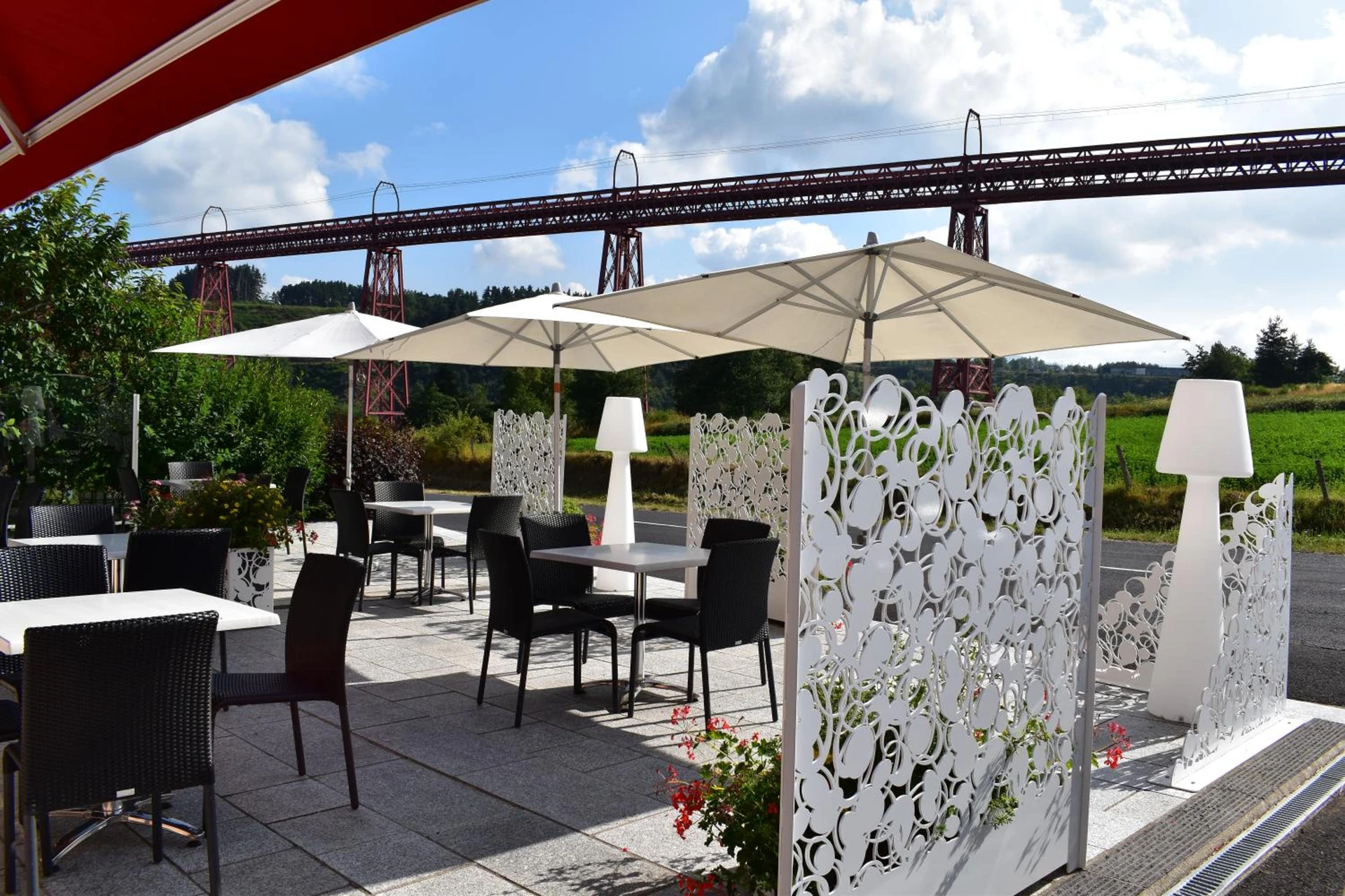 Lieu convivial pour un séminaire d'entreprise à Logis Hôtel Beau Site - Loubaresse - En savoir plus 