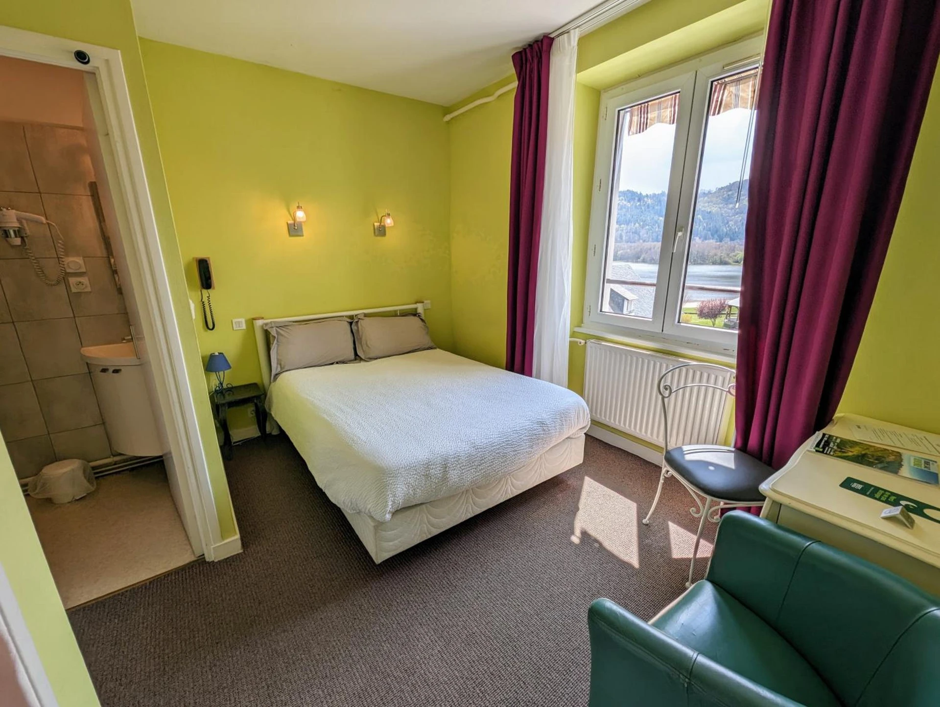 Chambre disponible pour un séminaire d'entreprise à Logis Hôtel Le Beau Site - Chambon-sur-Lac