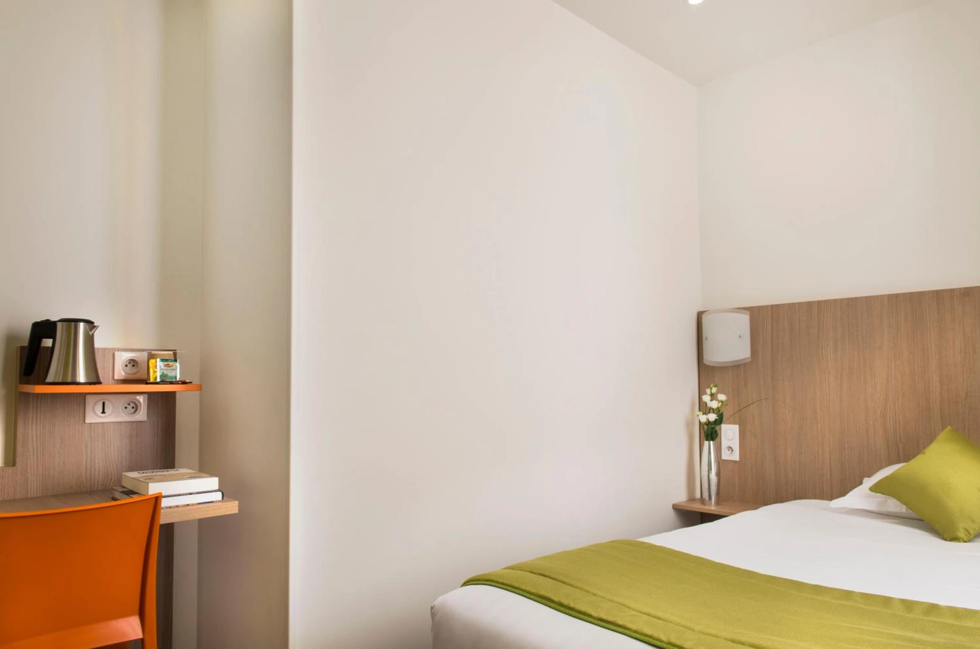 Magnifique chambre pour un séminaire d'entreprise à Hotel Bel Oranger Gare de Lyon - Montmorillon