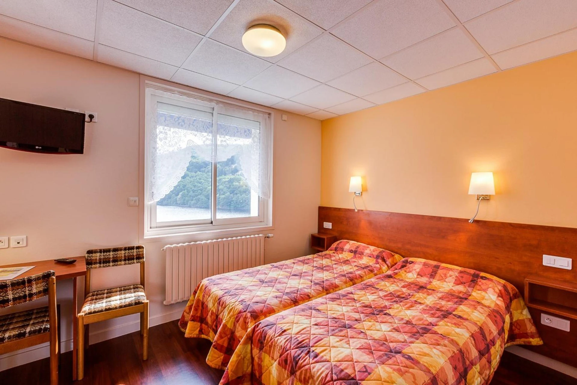 Chambre disponible pour un séminaire d'entreprise à Logis Hôtel Belle Vue - Les Ancizes-Comps