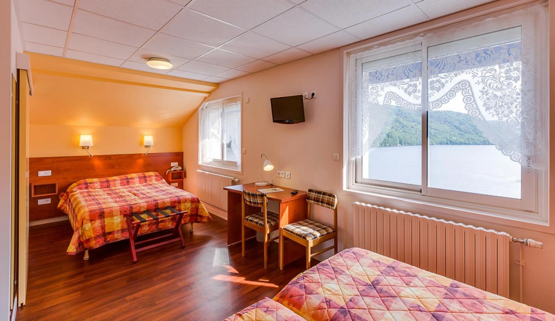 Chambre disponible pour un séminaire d'entreprise à Logis Hôtel Belle Vue - Les Ancizes-Comps