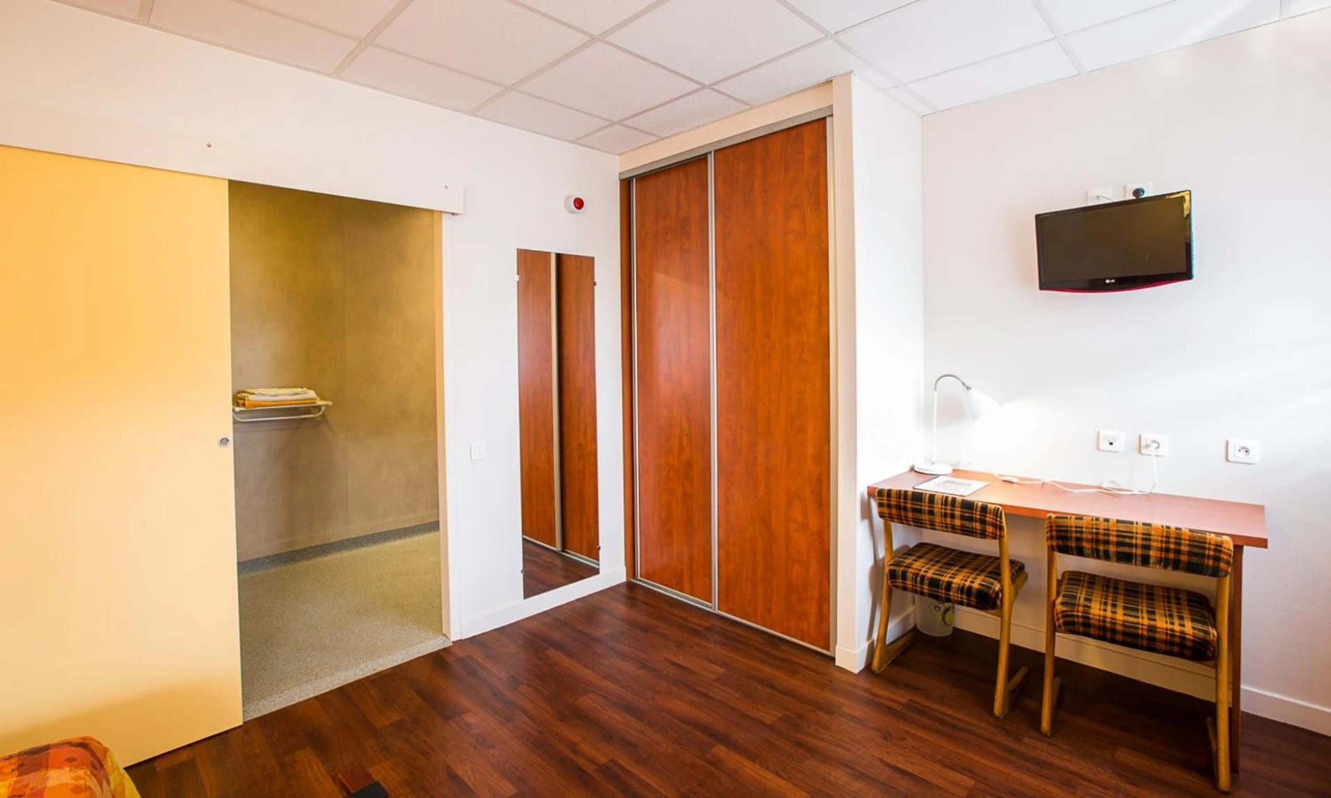 Chambre disponible pour un séminaire d'entreprise à Logis Hôtel Belle Vue - Les Ancizes-Comps
