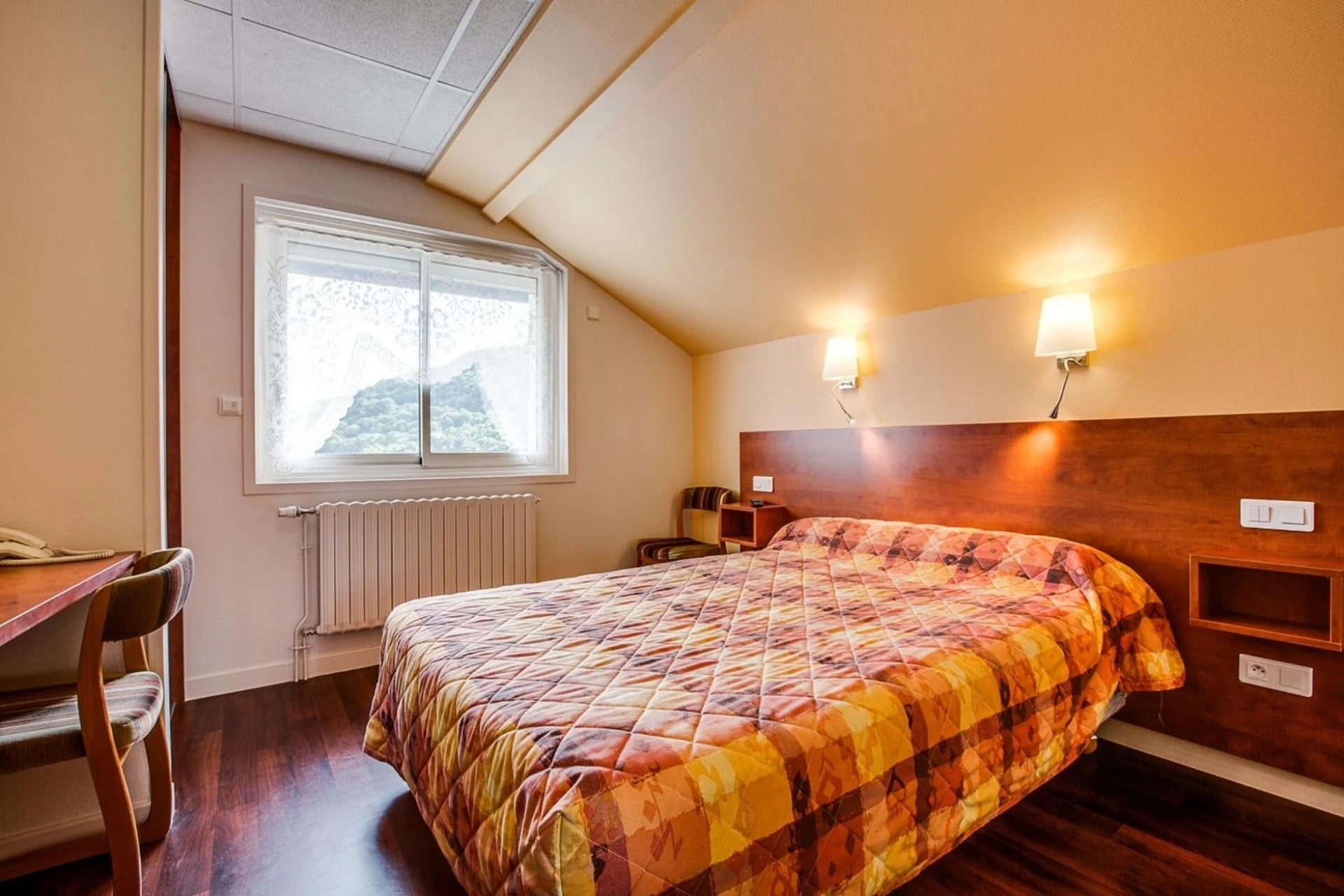 Chambre disponible pour un séminaire d'entreprise à Logis Hôtel Belle Vue - Les Ancizes-Comps