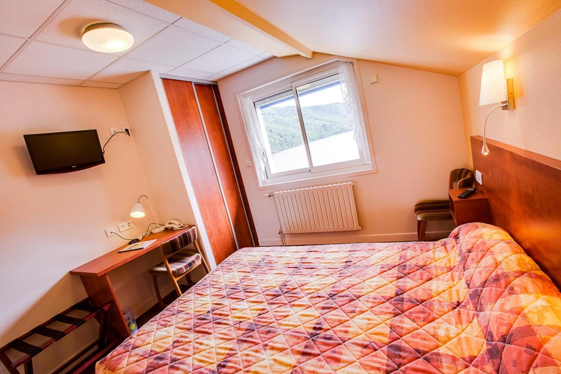 Magnifique chambre pour un séminaire d'entreprise à Logis Hôtel Belle Vue - Les Ancizes-Comps