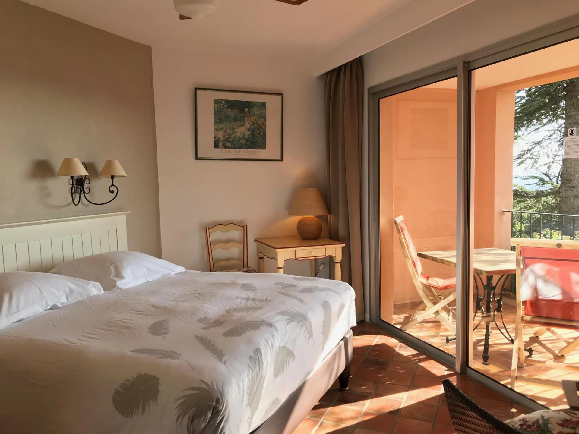 Magnifique chambre pour un séminaire d'entreprise à Hotel Bellerive - Rasteau