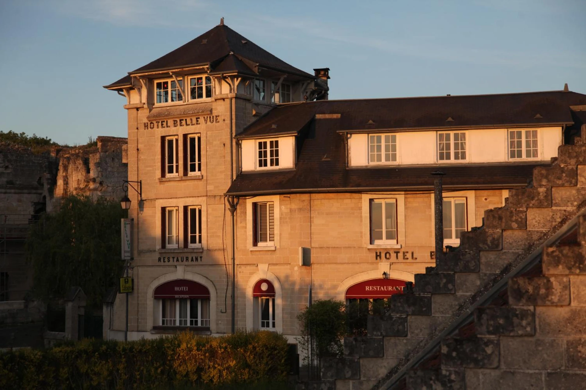 Chambre à LOGIS HOTEL BELLEVUE RESTAURANT LA POMME d'OR - Organiser un séminaire d'entreprise à Coucy-le-Château-Auffrique