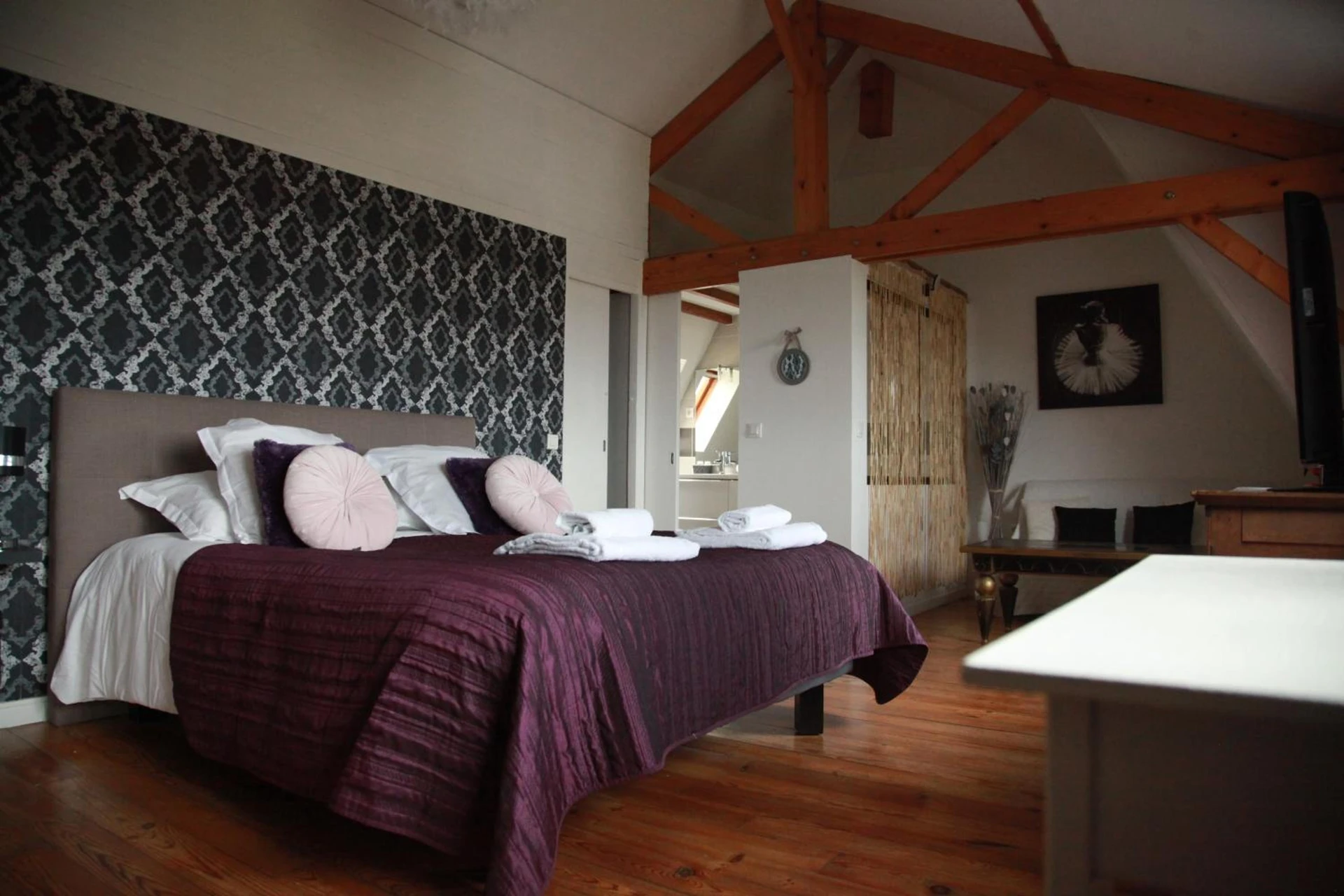 Chambre disponible pour un séminaire d'entreprise à LOGIS HOTEL BELLEVUE RESTAURANT LA POMME d'OR - Coucy-le-Château-Auffrique