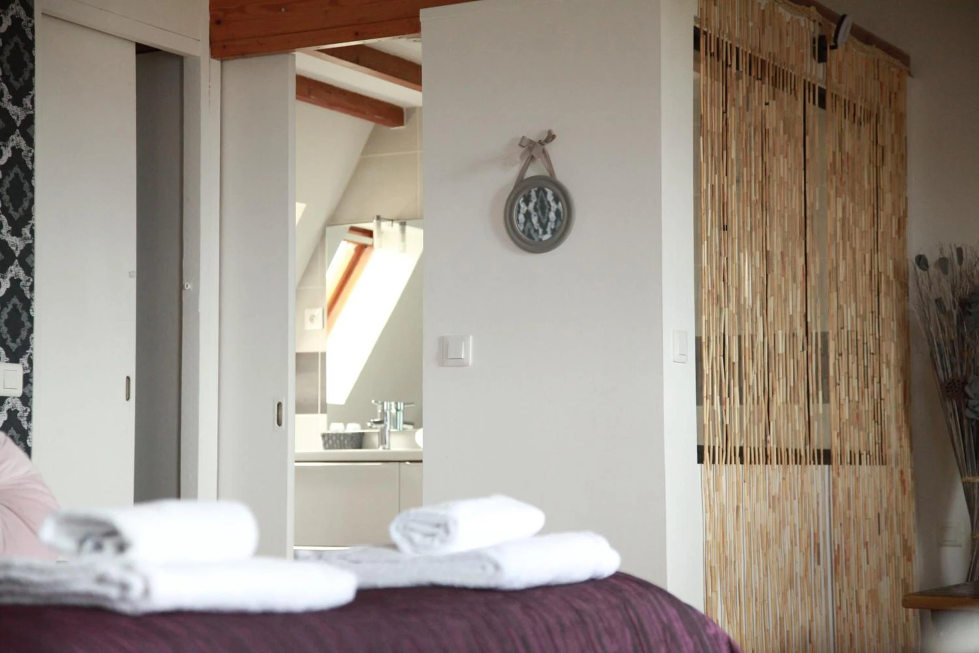 Chambre disponible pour un séminaire d'entreprise à LOGIS HOTEL BELLEVUE RESTAURANT LA POMME d'OR - Coucy-le-Château-Auffrique