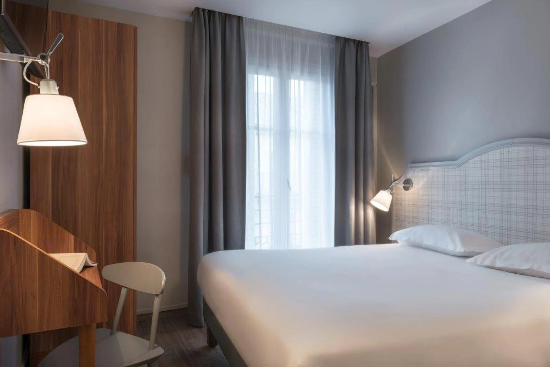 Magnifique chambre pour un séminaire d'entreprise à Hotel Boris V. by Happyculture - Levallois-Perret