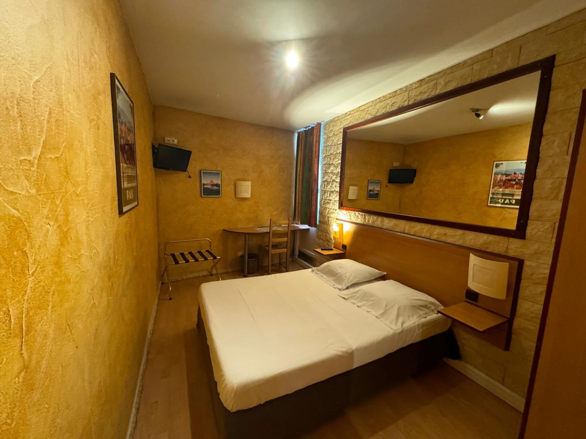 Lieu convivial pour un séminaire d'entreprise à Hôtel Bosquet Pau Centre - Self Check In Budget Hotel - Pau - En savoir plus 
