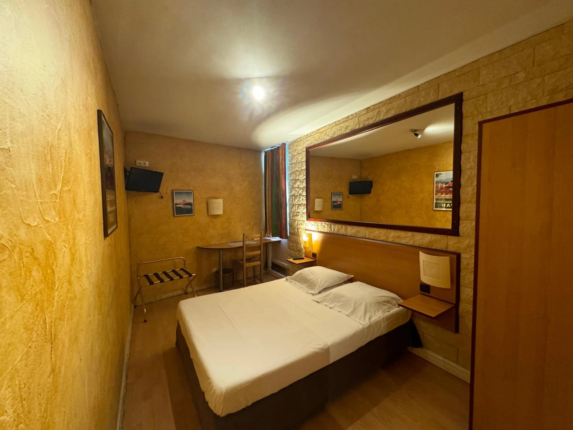 Chambre disponible pour un séminaire d'entreprise à Hôtel Bosquet Pau Centre - Self Check In Budget Hotel - Pau