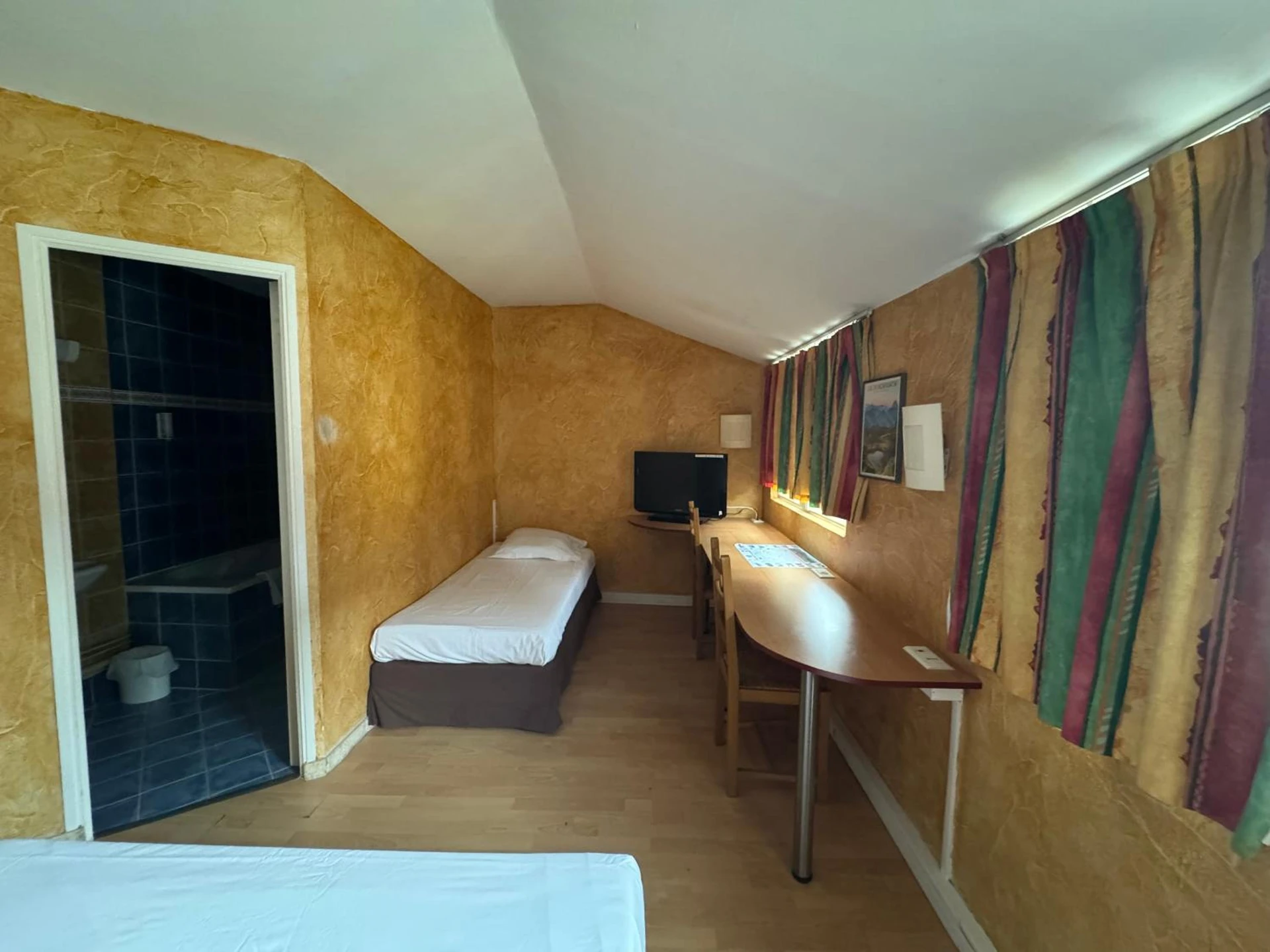 Magnifique chambre pour un séminaire d'entreprise à Hôtel Bosquet Pau Centre - Self Check In Budget Hotel - Pau