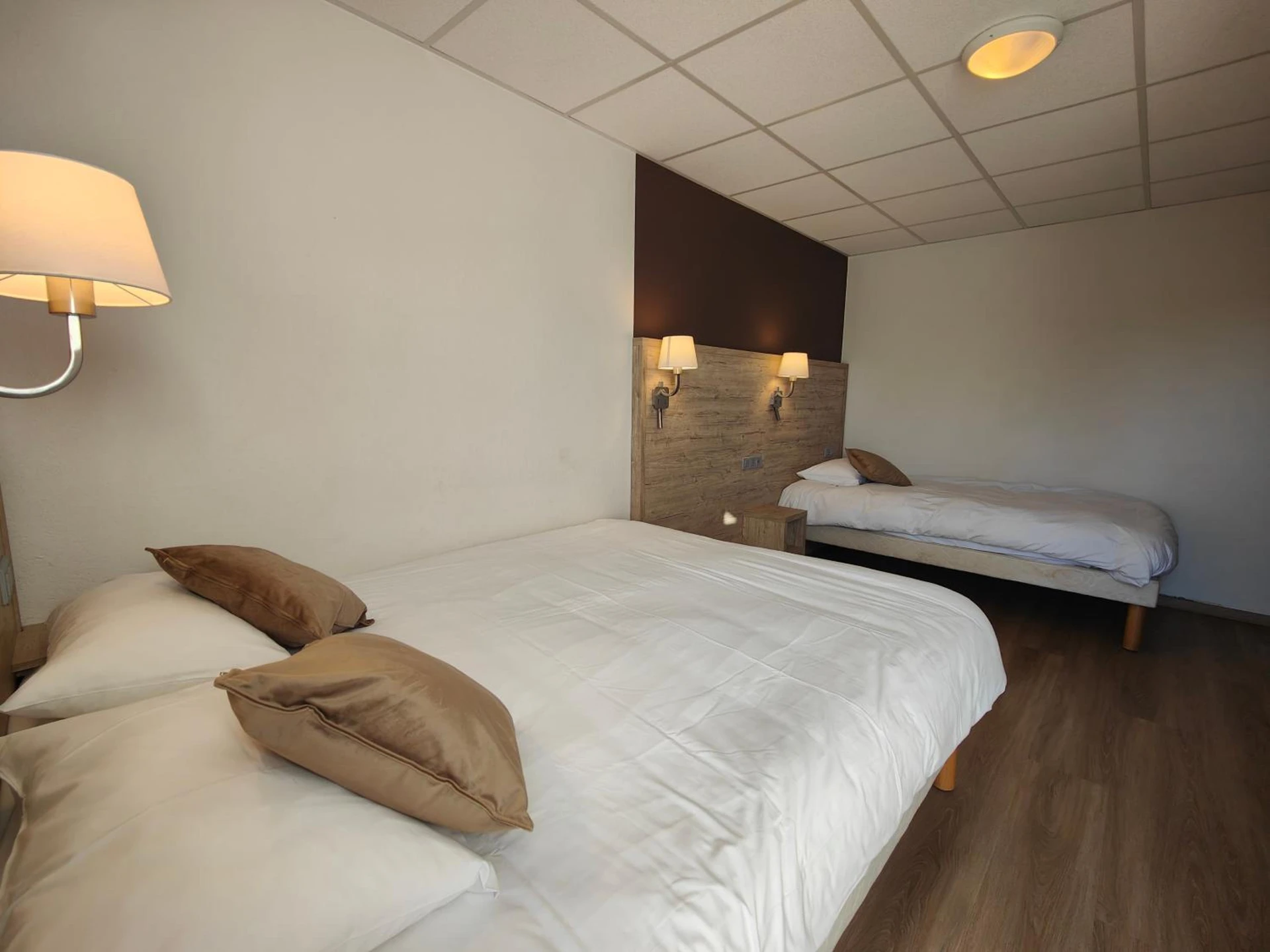Magnifique chambre pour un séminaire d'entreprise à Hotel Restaurant du Bowling de Millau - Millau
