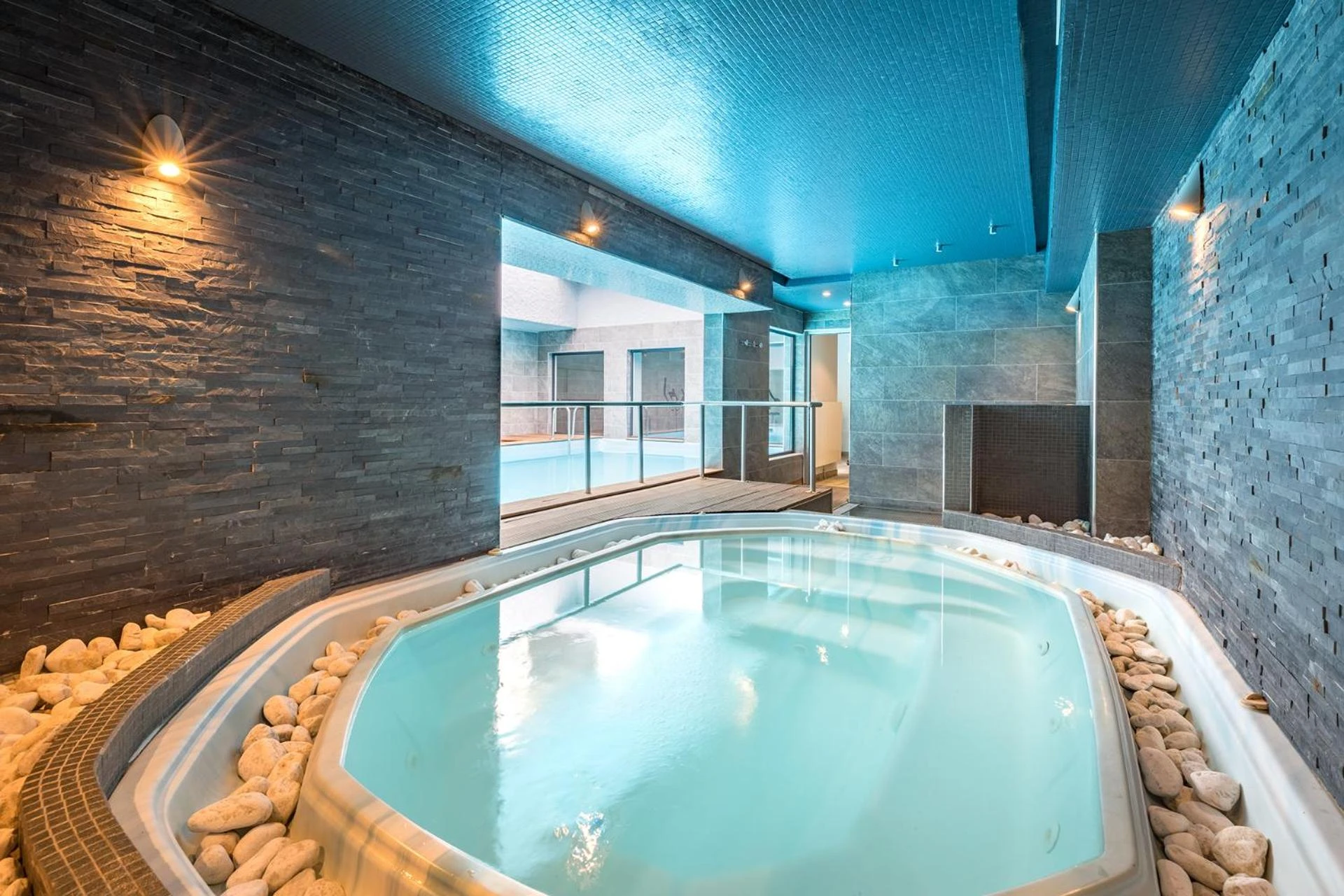 Lieu convivial pour un séminaire d'entreprise à Hotel Brise de Mer - Piscine intérieure & extérieure - Saint-Raphaël - En savoir plus 