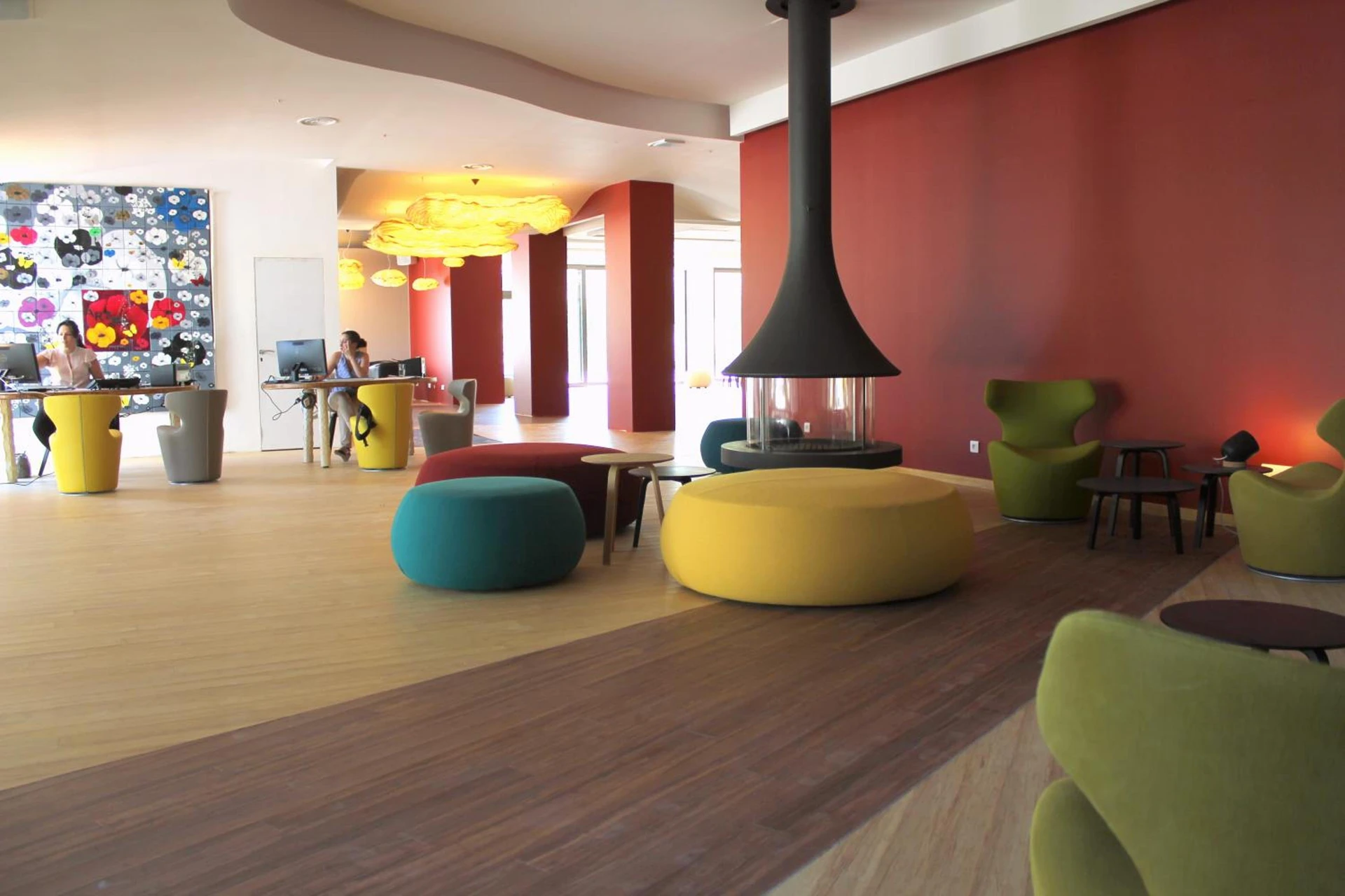 Ambiance de travail pour séminaire d'entreprise à HÔTEL C SUITES chambres spacieuses - Nîmes