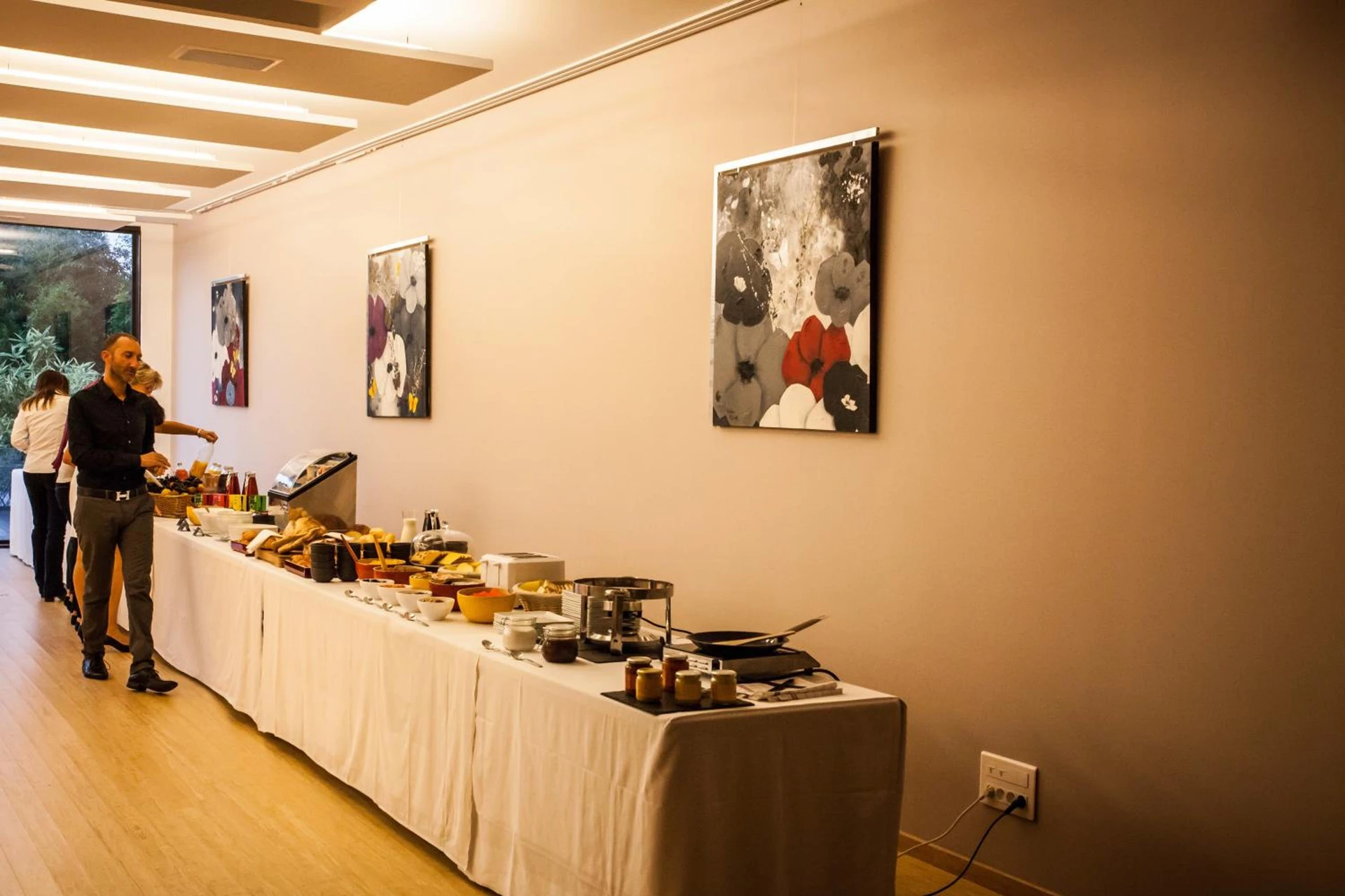 Lieu convivial pour un séminaire d'entreprise à HÔTEL C SUITES chambres spacieuses - Nîmes - En savoir plus 