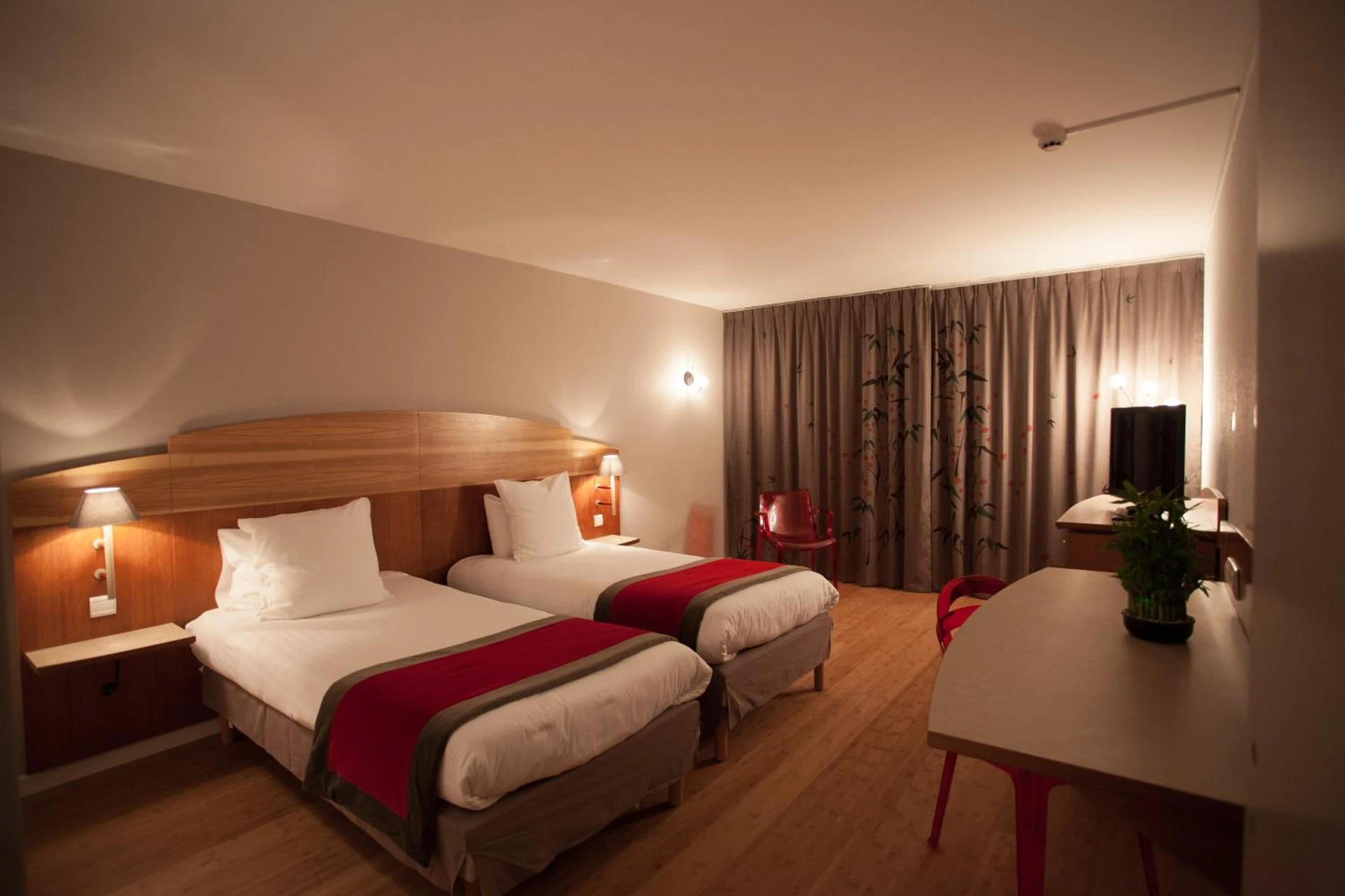 Chambre disponible pour un séminaire d'entreprise à HÔTEL C SUITES chambres spacieuses - Nîmes