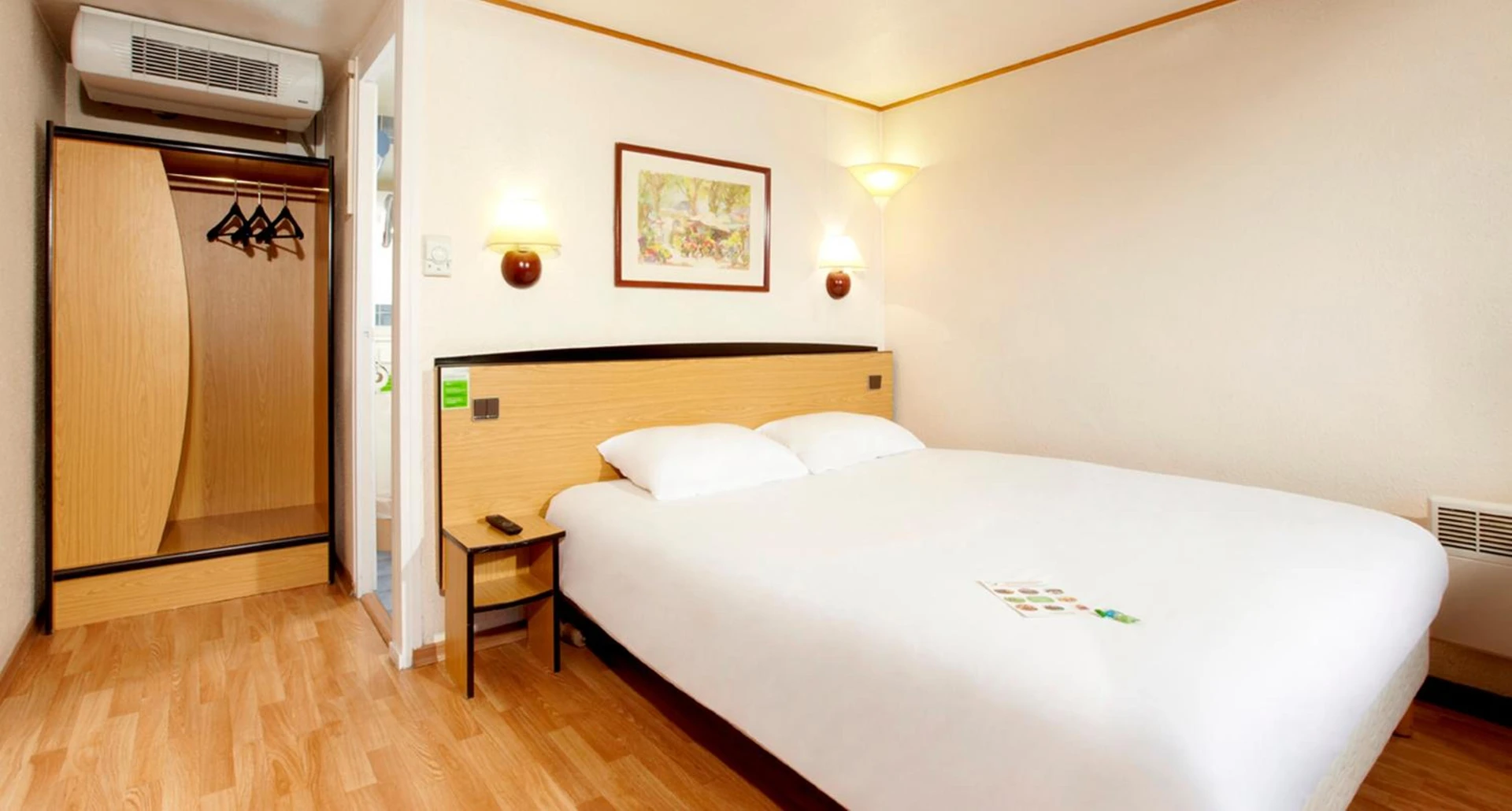 Magnifique chambre pour un séminaire d'entreprise à Campanile Maubeuge - Maubeuge