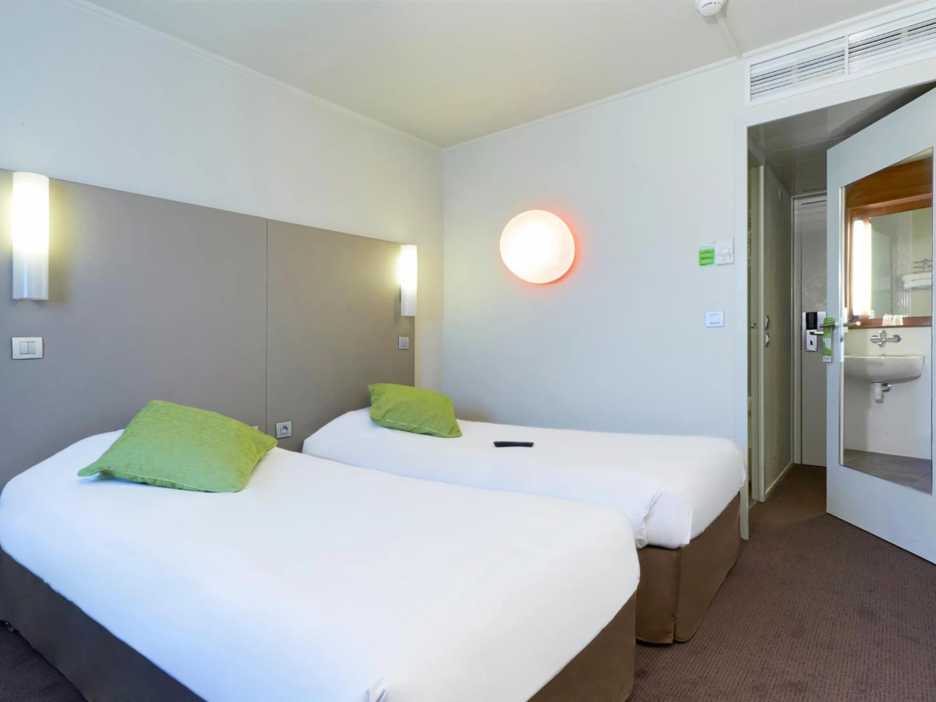 Chambre disponible pour un séminaire d'entreprise à Campanile Nice Aéroport - Nice
