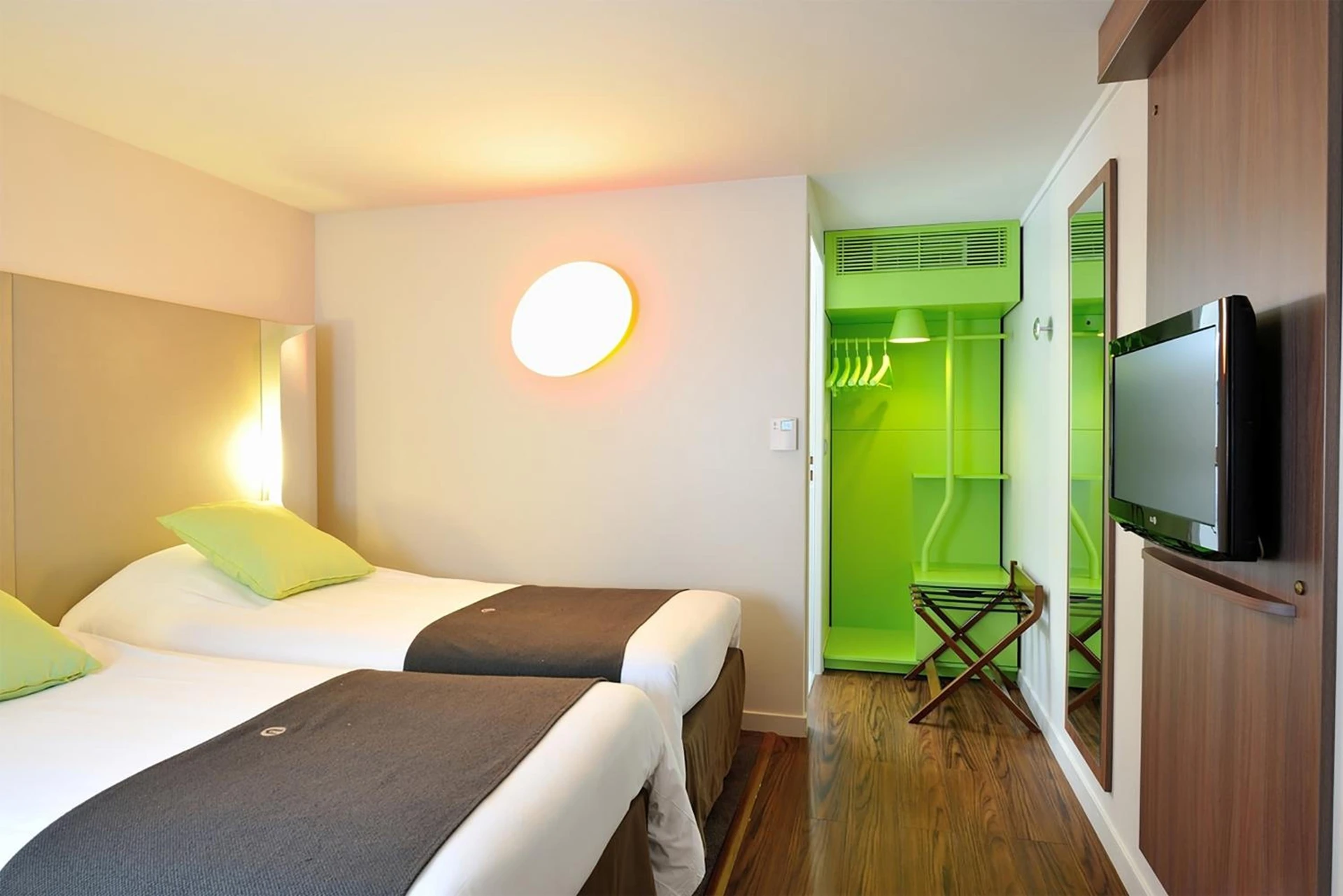 Chambre disponible pour un séminaire d'entreprise à Campanile Orange Centre sortie 21 sur A7 A9 - Orange