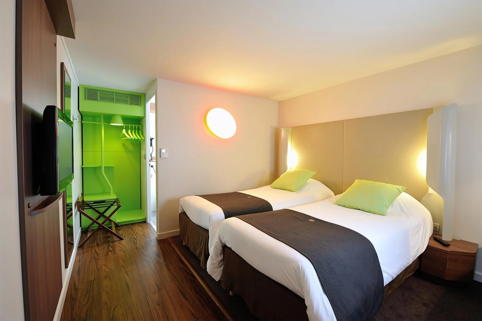 Chambre disponible pour un séminaire d'entreprise à Campanile Orange Centre sortie 21 sur A7 A9 - Orange
