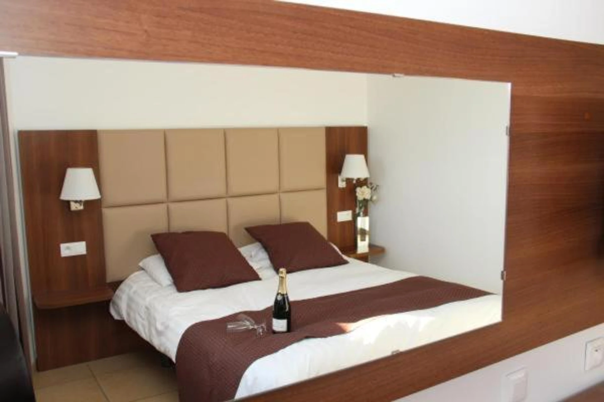 Chambre disponible pour un séminaire d'entreprise à Logis Hotel Cara Sol - Elne