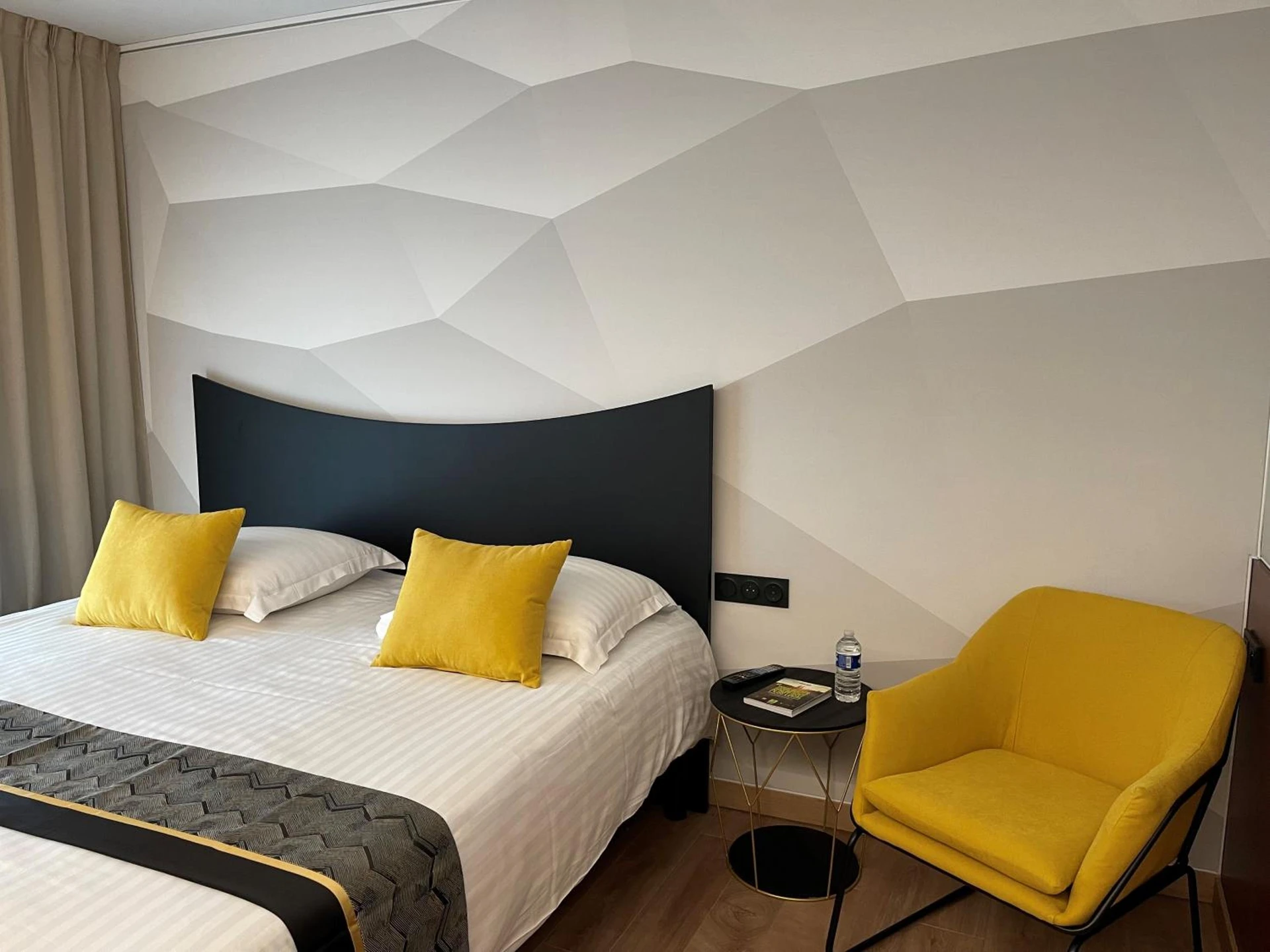 Chambre disponible pour un séminaire d'entreprise à Logis Hotel Center - Brest
