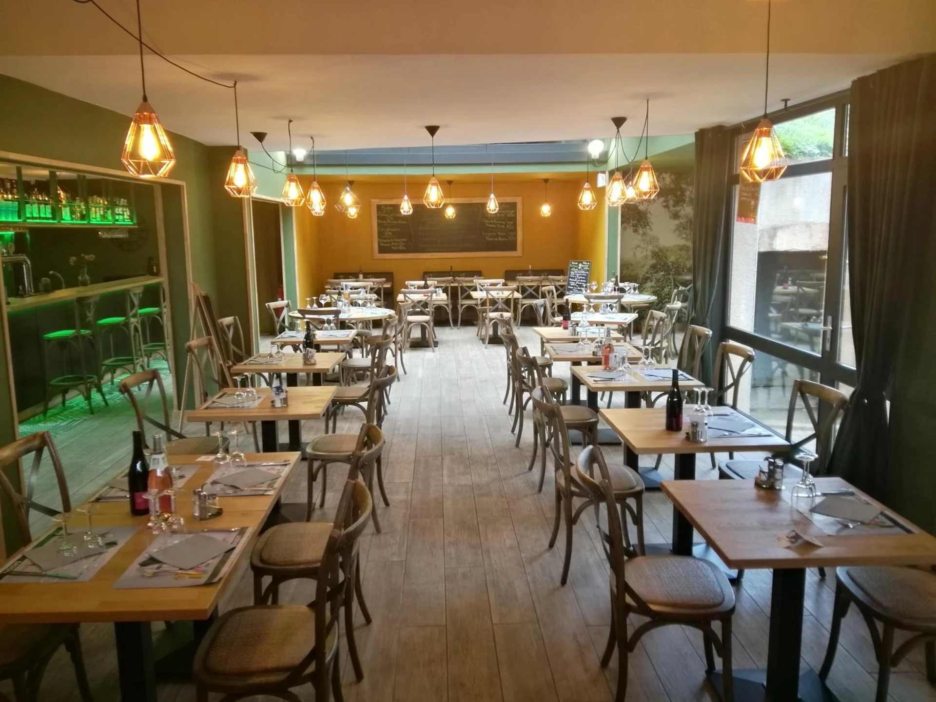 Organiser un séminaire d'entreprise : HOTEL RESTAURANT CIRIUS à montrond-les-bains