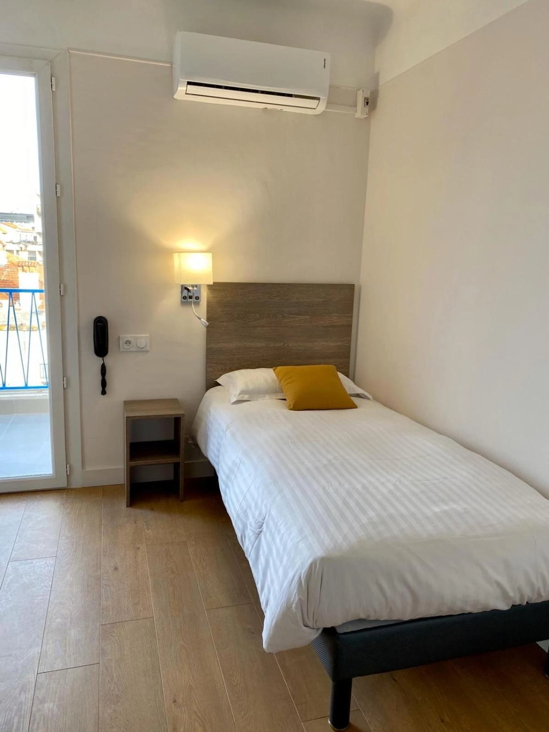 Chambre disponible pour un séminaire d'entreprise à Hotel Courbet - Juan-les-Pins