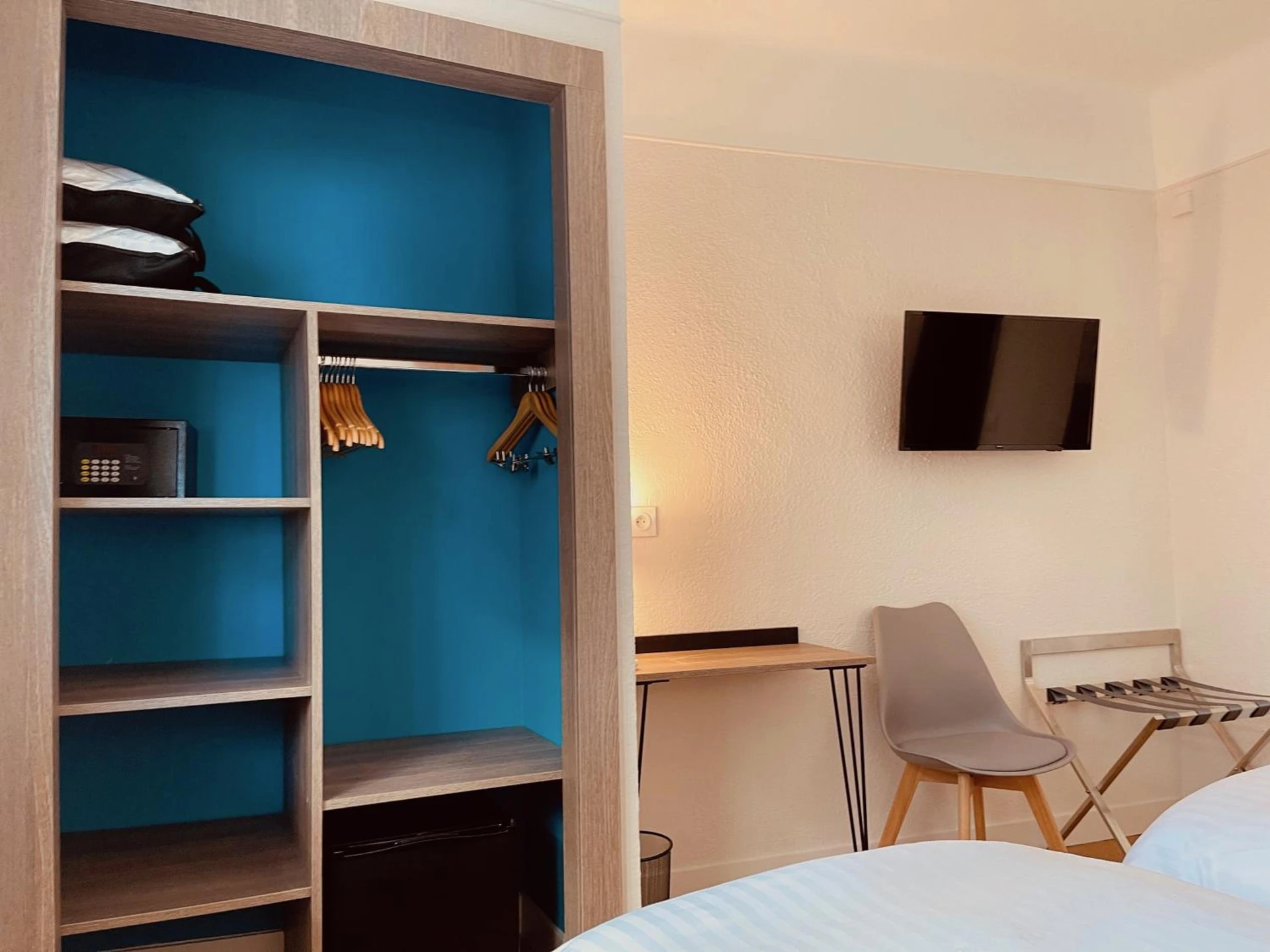Chambre disponible pour un séminaire d'entreprise à Hotel Courbet - Juan-les-Pins