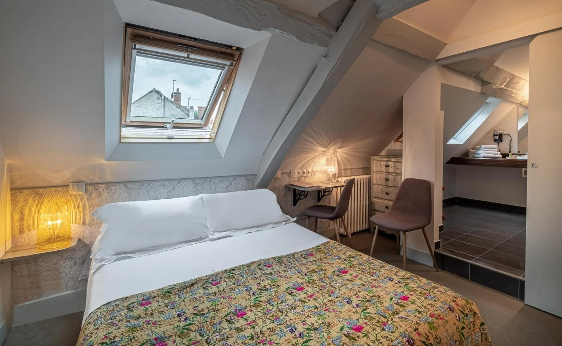 Chambre disponible pour un séminaire d'entreprise à Hôtel de Biencourt - Azay-le-Rideau