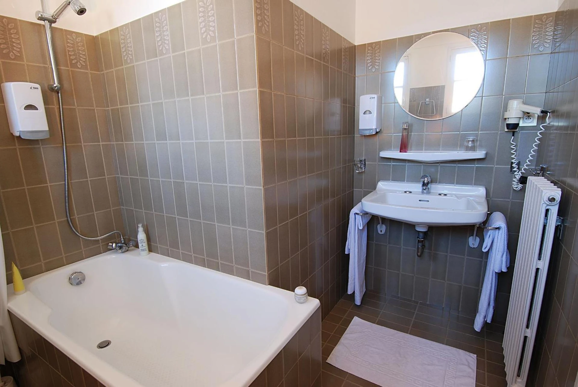 Chambre disponible pour un séminaire d'entreprise à Logis Hôtel Restaurant de France - Saint-Geniez-dʼOlt