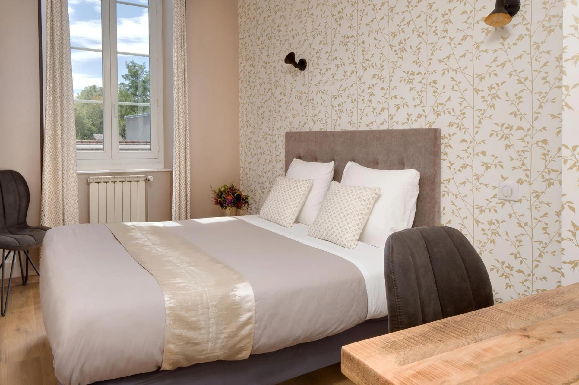 Magnifique chambre pour un séminaire d'entreprise à Hôtel de France - Montmarault