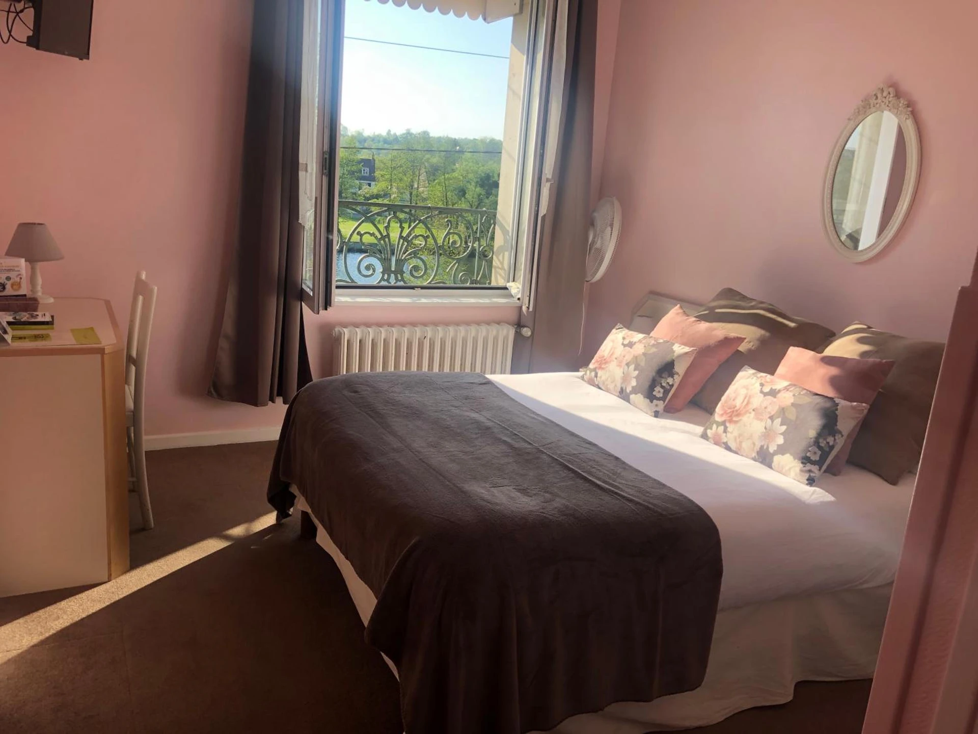 Chambre disponible pour un séminaire d'entreprise à Hotel de L'Oise - Saint-Leu-dʼEsserent