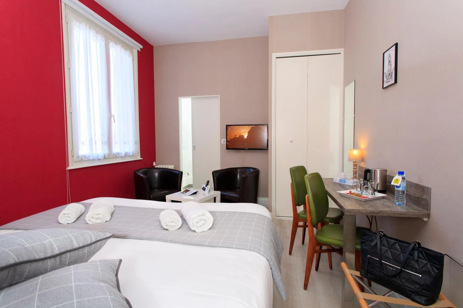 Chambre disponible pour un séminaire d'entreprise à Logis Hotel & Restaurant de la Basilique - Albert