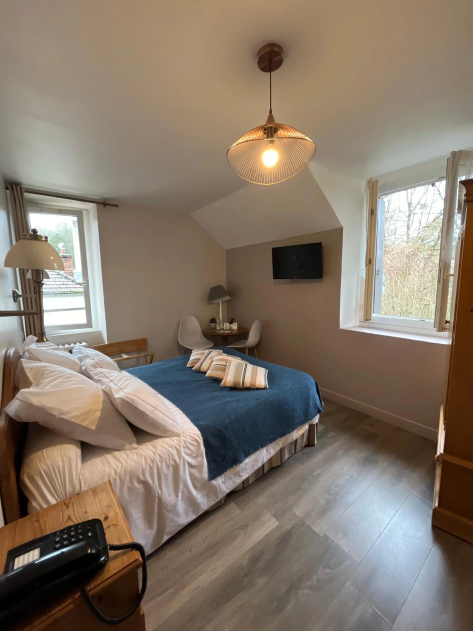 Chambre disponible pour un séminaire d'entreprise à Logis Hôtel De La Chapelle - Milon-la-Chapelle