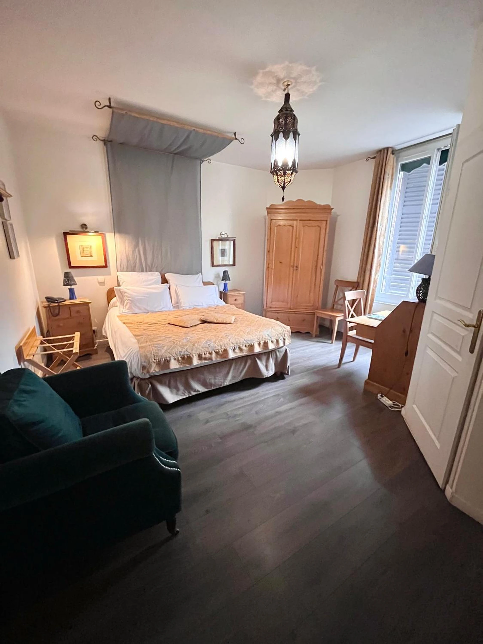 Chambre disponible pour un séminaire d'entreprise à Logis Hôtel De La Chapelle - Milon-la-Chapelle