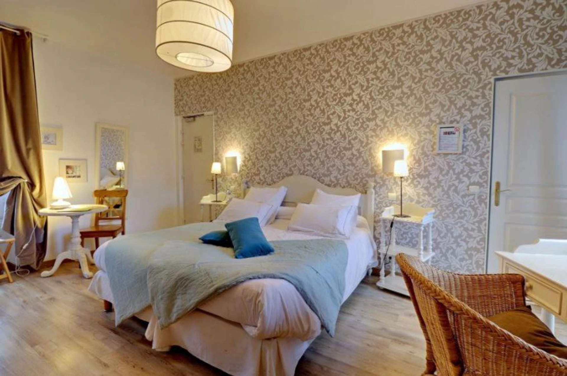 Magnifique chambre pour un séminaire d'entreprise à Logis Hôtel De La Chapelle - Milon-la-Chapelle