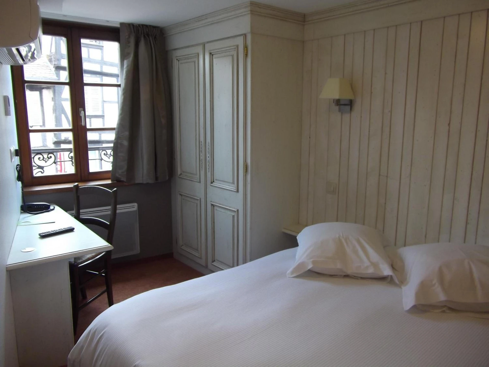 Chambre disponible pour un séminaire d'entreprise à Logis Hôtel De La Cloche - Obernai