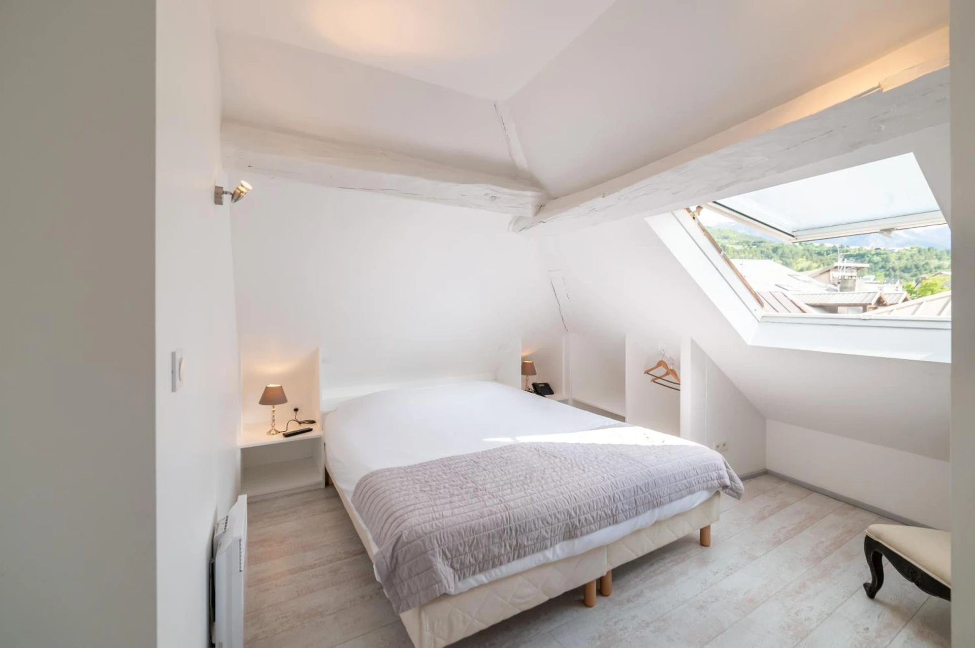 Magnifique chambre pour un séminaire d'entreprise à Logis - Hotel De La Mairie - Embrun