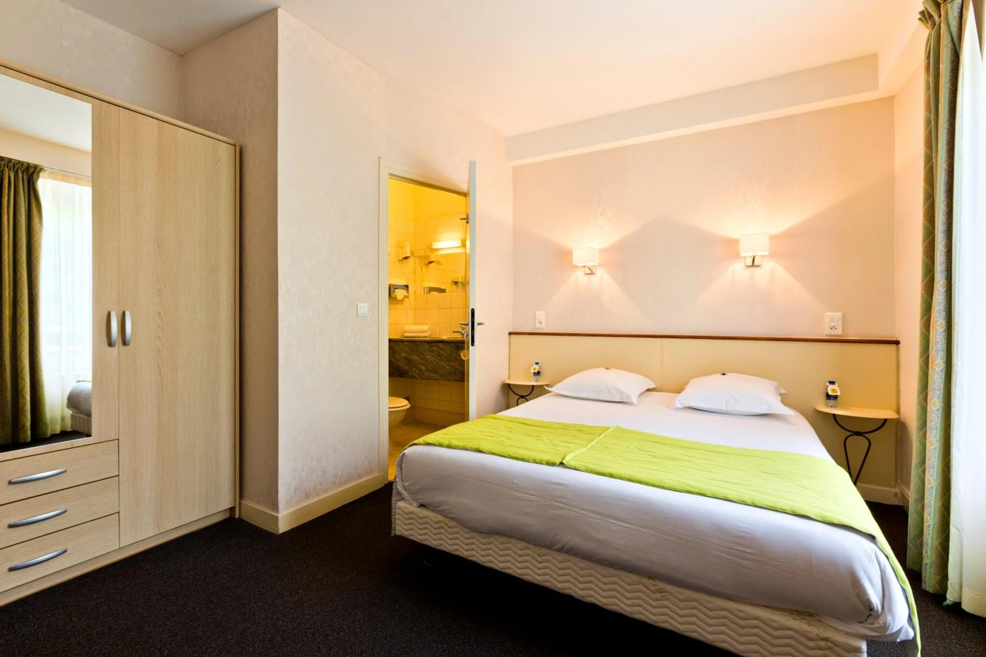 Chambre disponible pour un séminaire d'entreprise à Logis Hôtel de la Paix - Saint-Nectaire