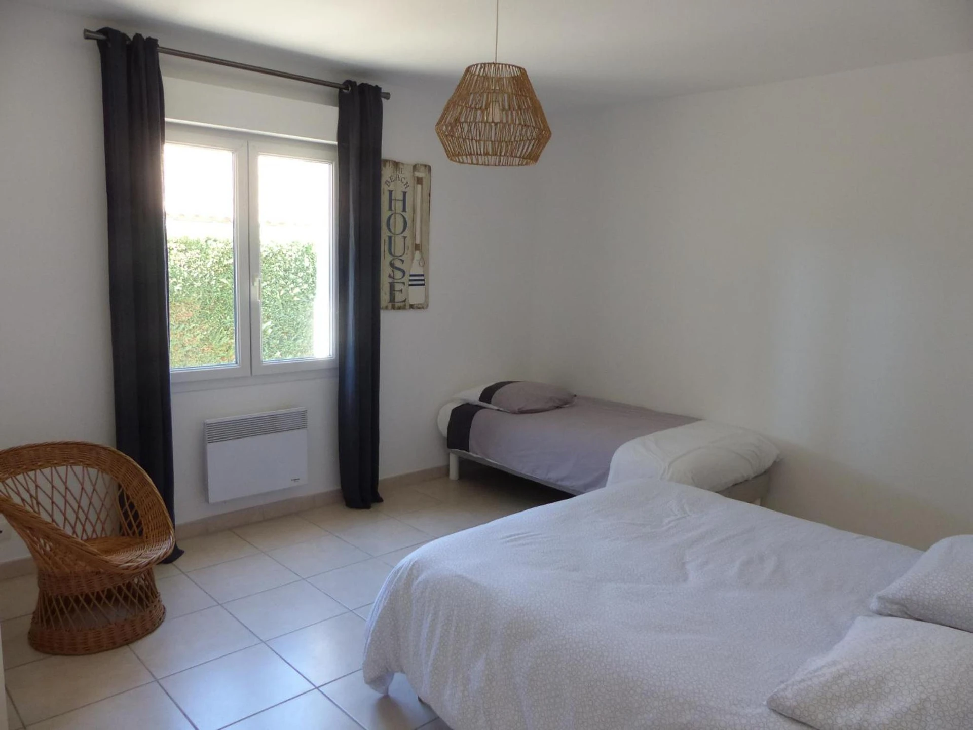 Chambre disponible pour un séminaire d'entreprise à VILLA AU COEUR DE RONCE LES BAINS 200 mètres de la plage - La Tremblade