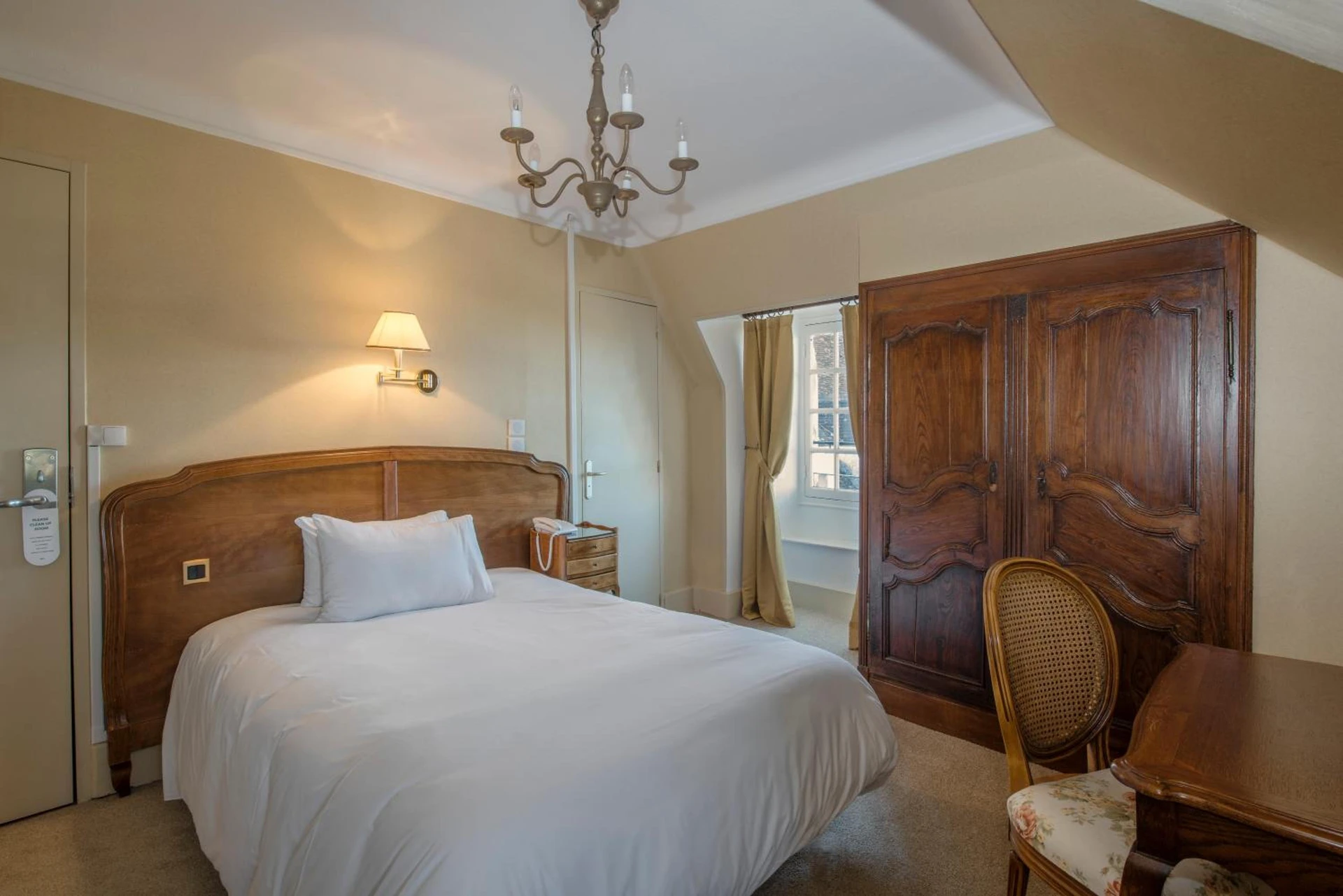 Chambre disponible pour un séminaire d'entreprise à Hôtel Restaurant De La Poste & Du Lion D'or - Vézelay