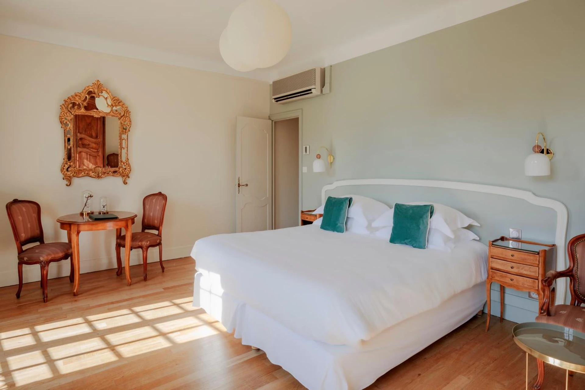 Chambre disponible pour un séminaire d'entreprise à Hôtel Restaurant De La Poste & Du Lion D'or - Vézelay