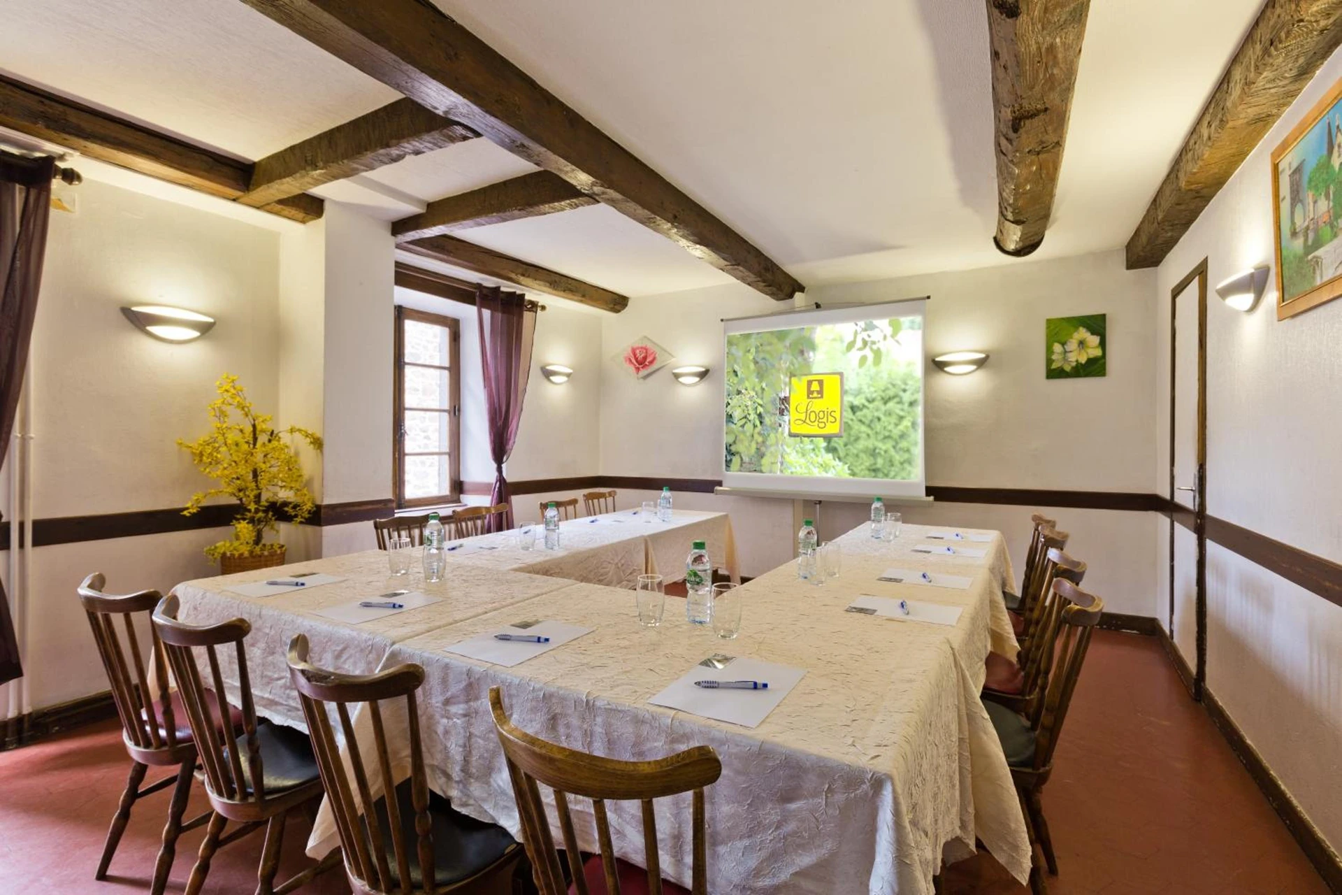 Organiser un séminaire d'entreprise : Logis Hotel De La Poste à saint-sauves-d-auvergne