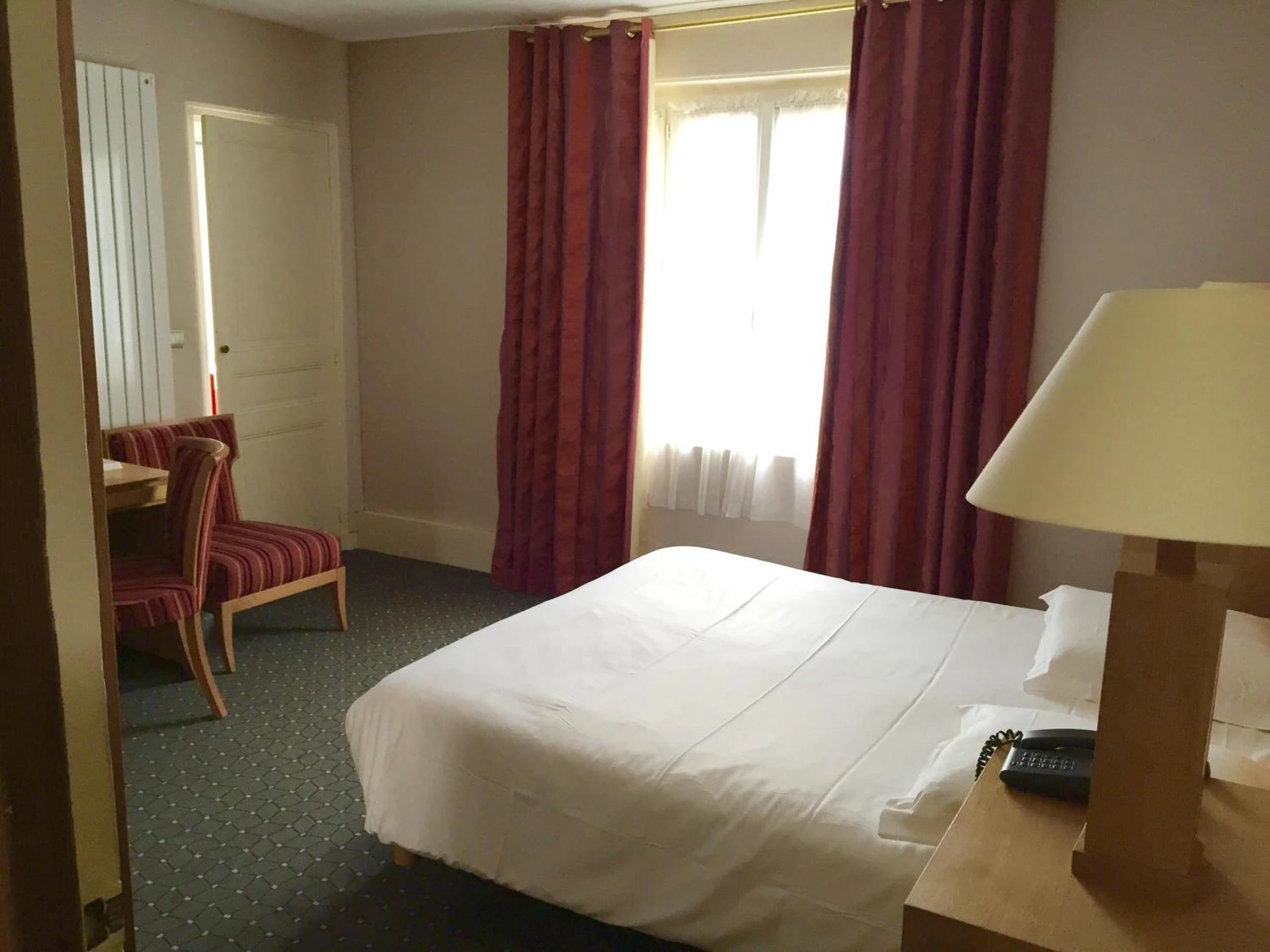 Chambre disponible pour un séminaire d'entreprise à Hotel de Normandie - Évreux