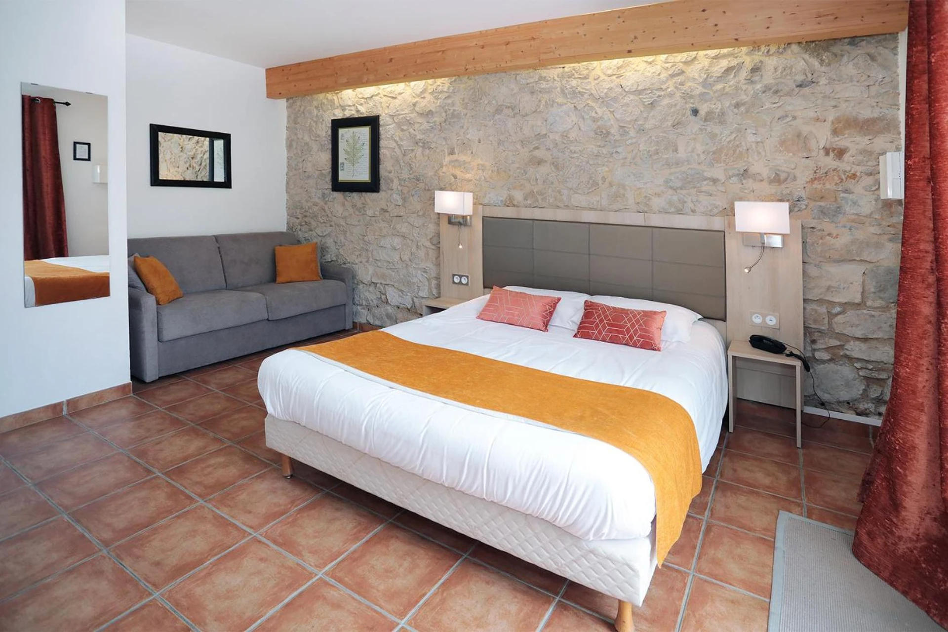 Chambre disponible pour un séminaire d'entreprise à Logis Hôtel & Spa Déjeunez Sous L'Arbre - Rousset