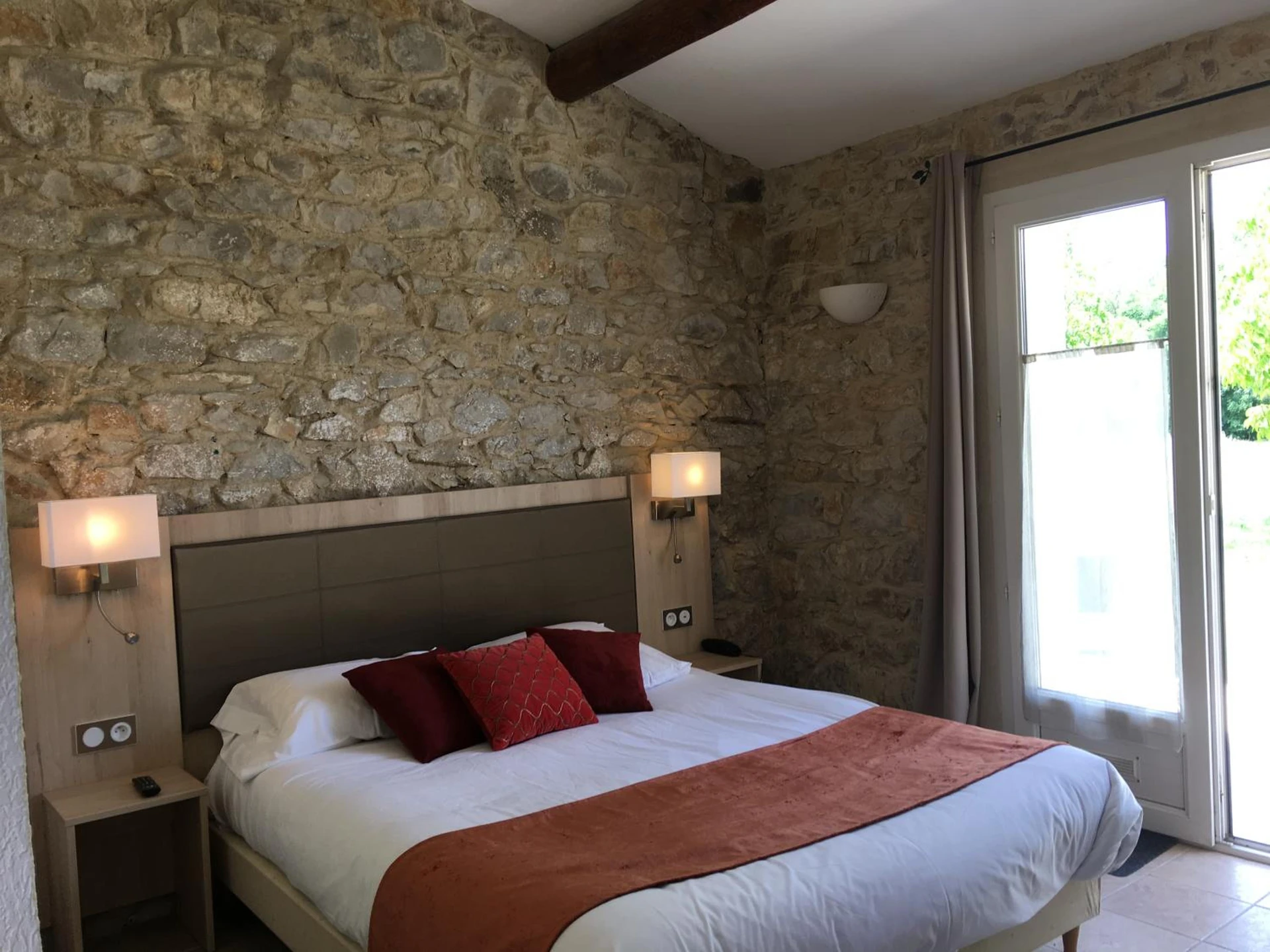 Magnifique chambre pour un séminaire d'entreprise à Logis Hôtel & Spa Déjeunez Sous L'Arbre - Rousset