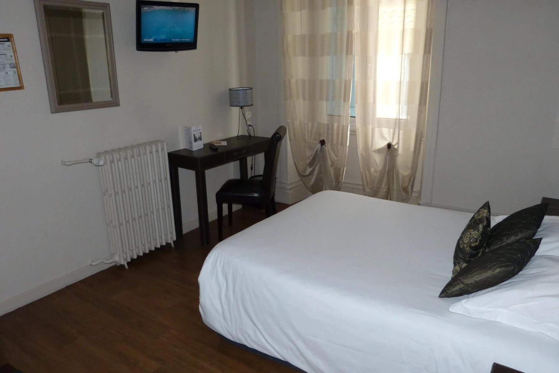 Chambre disponible pour un séminaire d'entreprise à Hotel des Alpes - Die